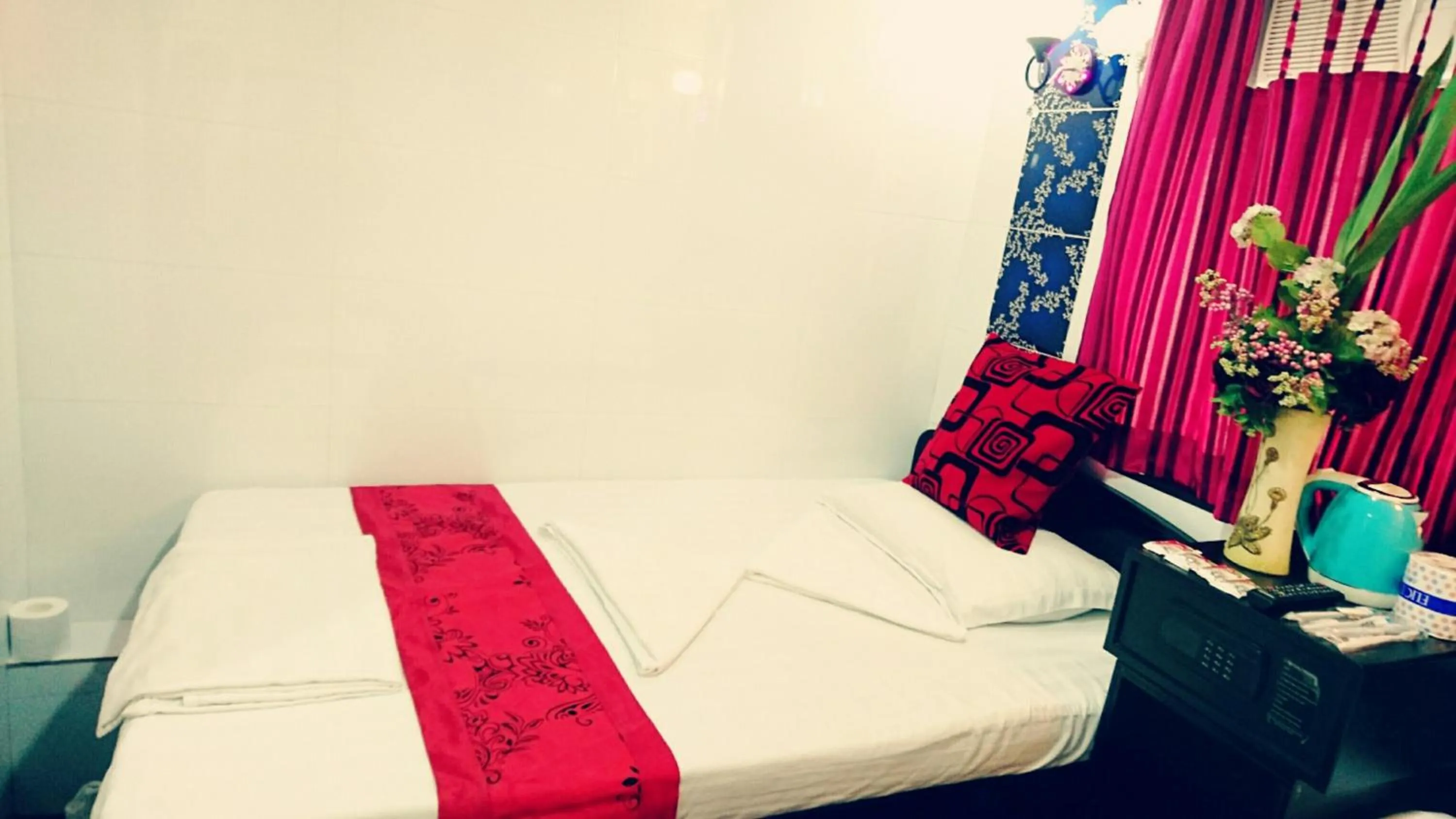 Photo of the whole room, Bed in Castle Inn