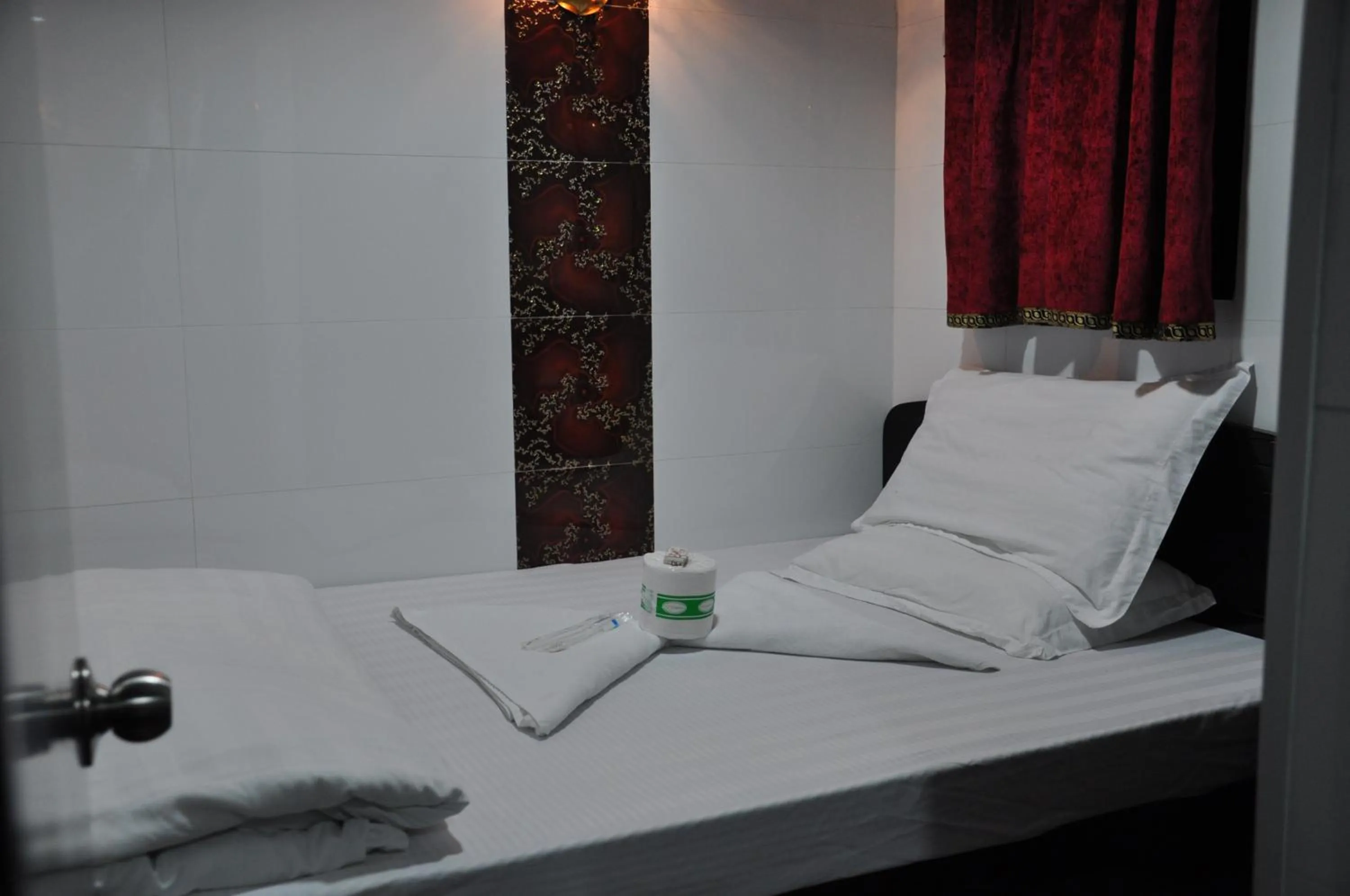 Photo of the whole room, Bed in Castle Inn