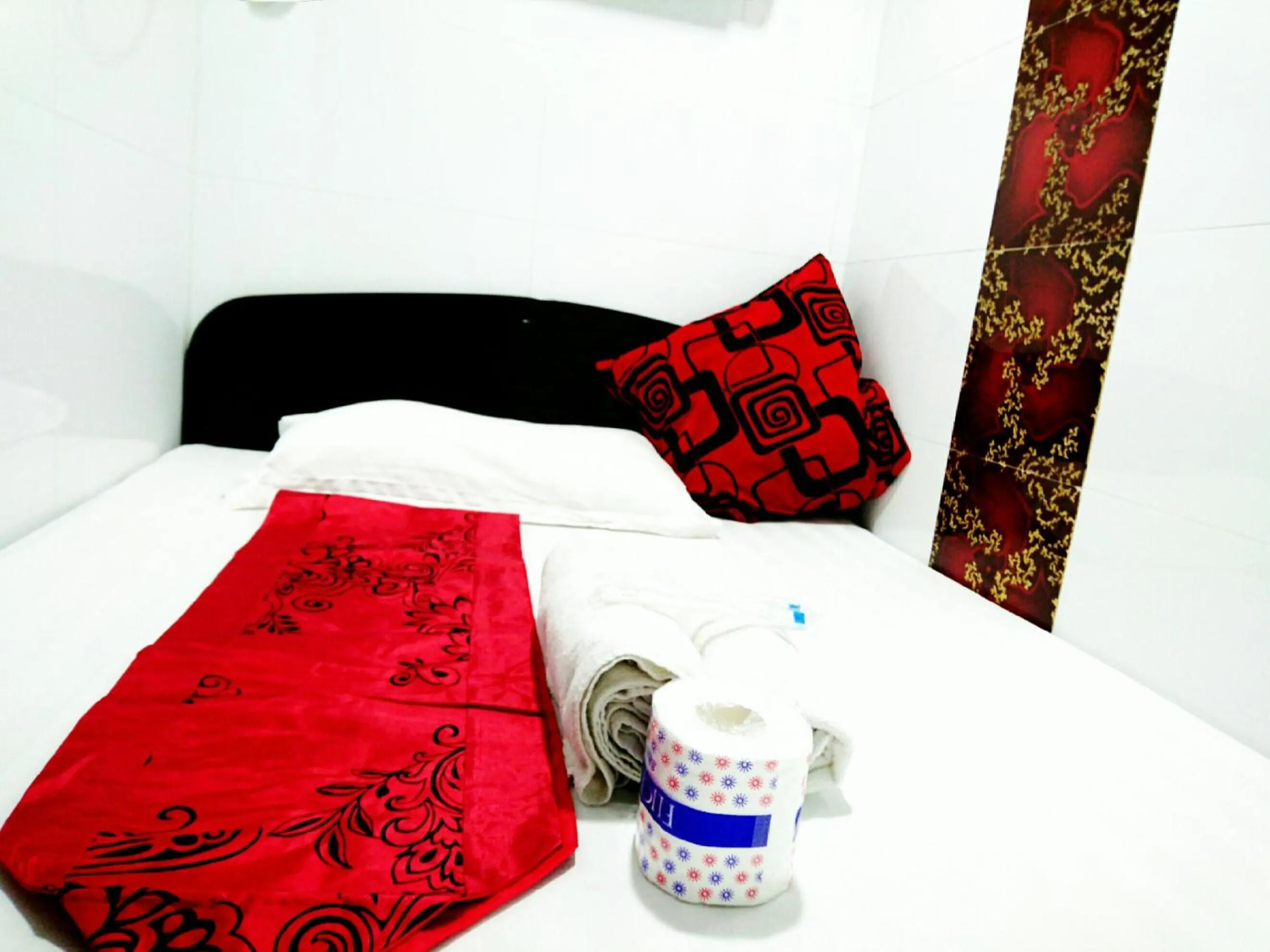 Photo of the whole room, Bed in Castle Inn