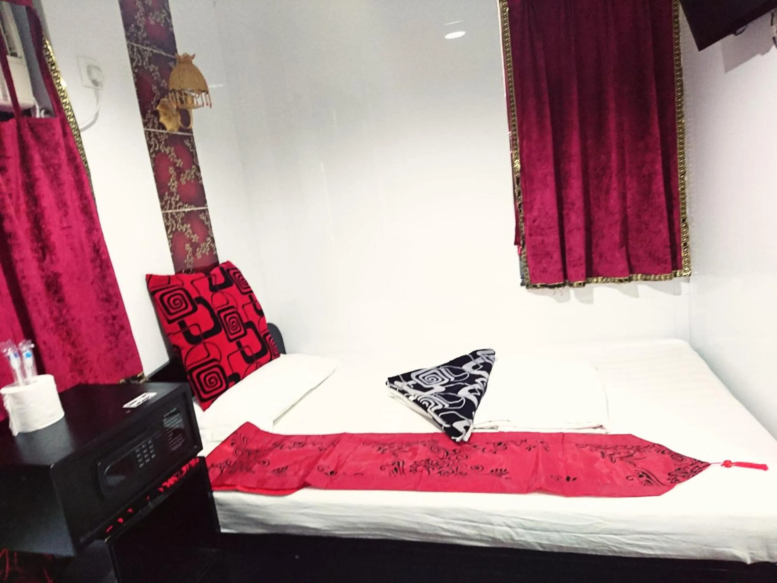 Photo of the whole room, Bed in Castle Inn