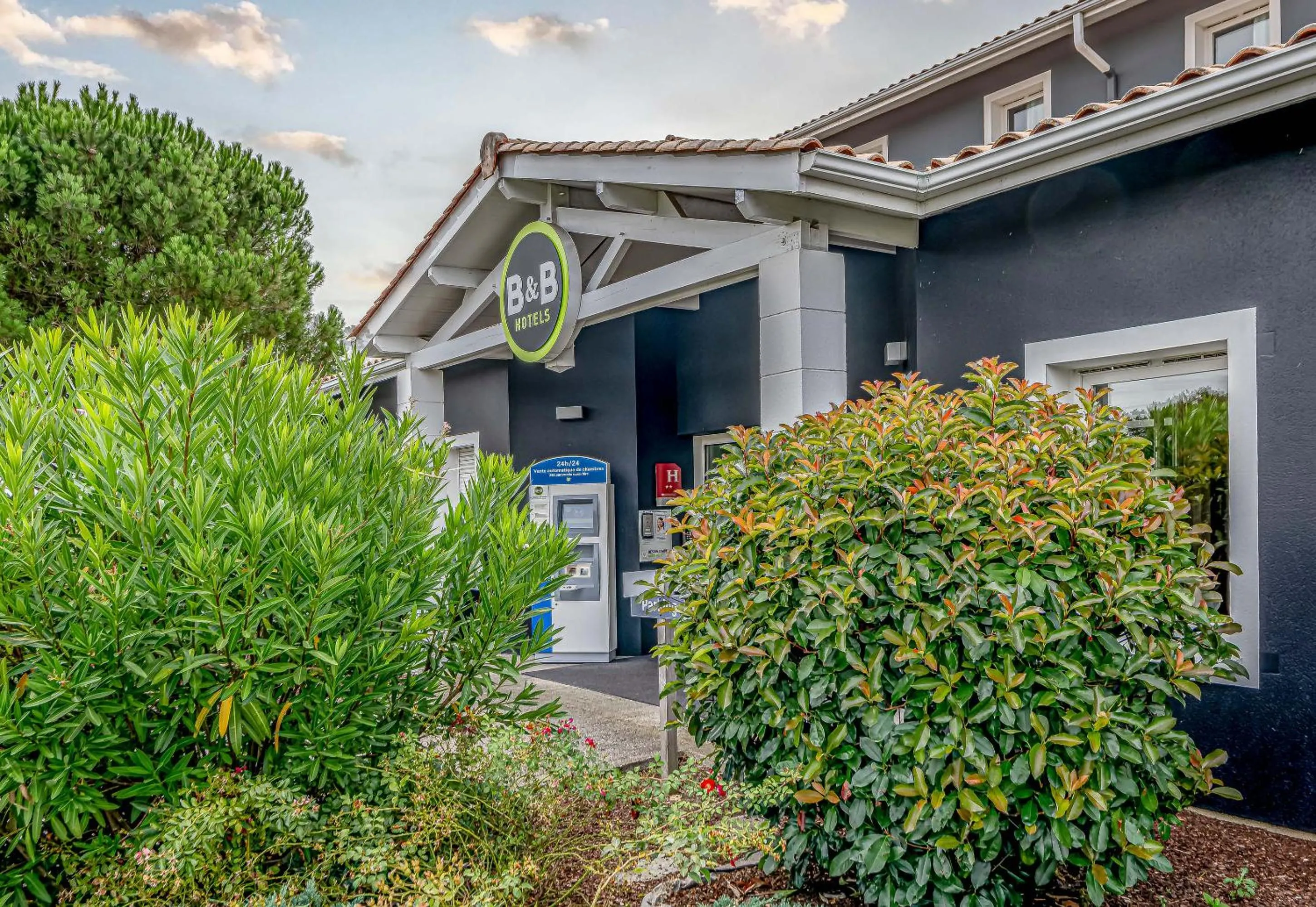 Facade/entrance in B&B HOTEL Bordeaux Mérignac Aéroport