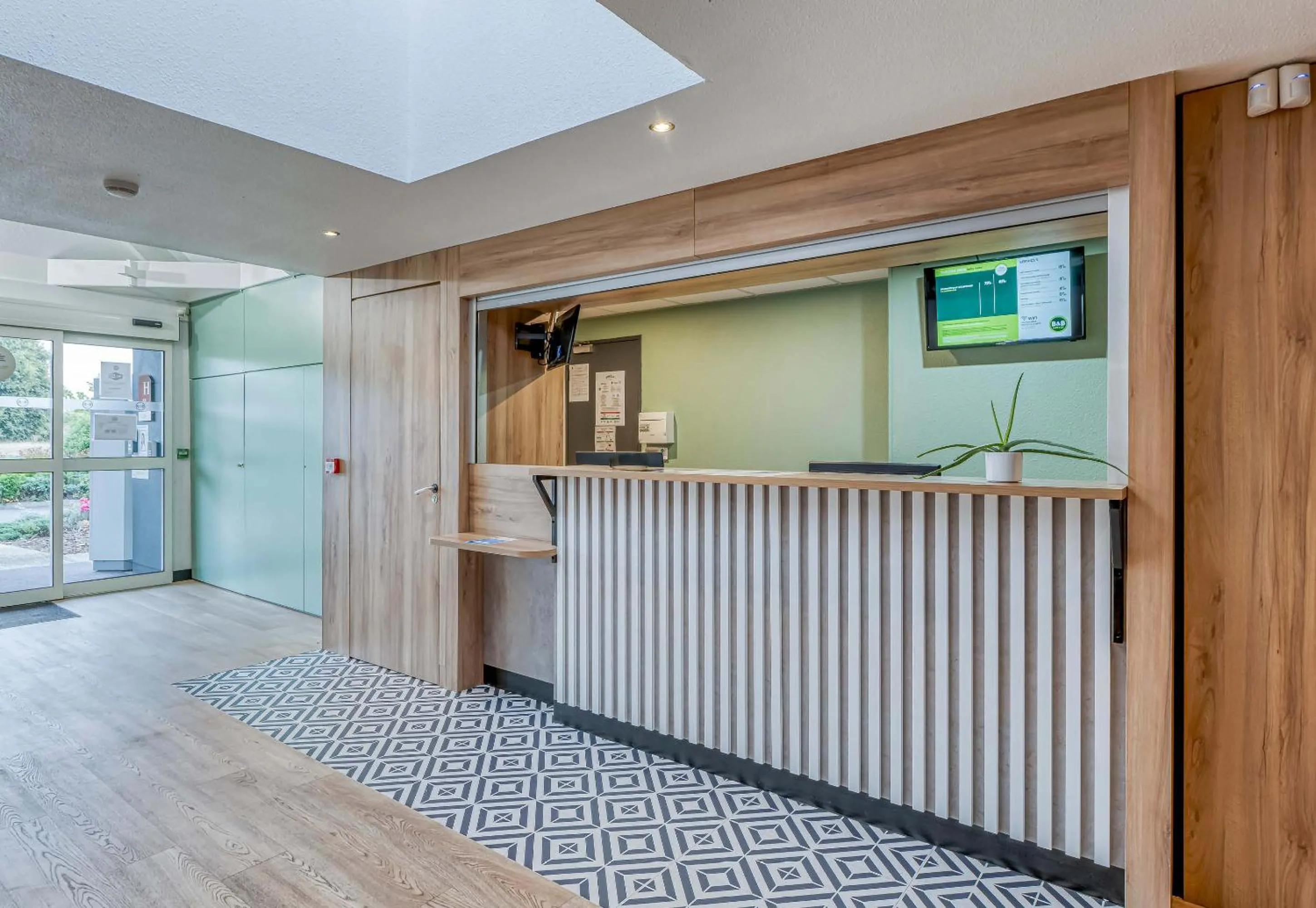 Lobby or reception in B&B HOTEL Bordeaux Mérignac Aéroport