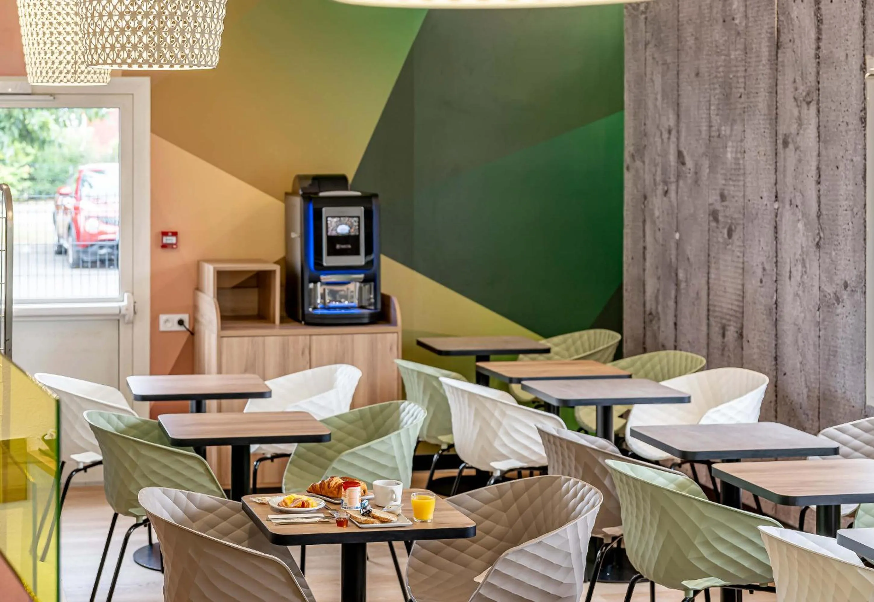 Restaurant/places to eat in B&B HOTEL Bordeaux Mérignac Aéroport