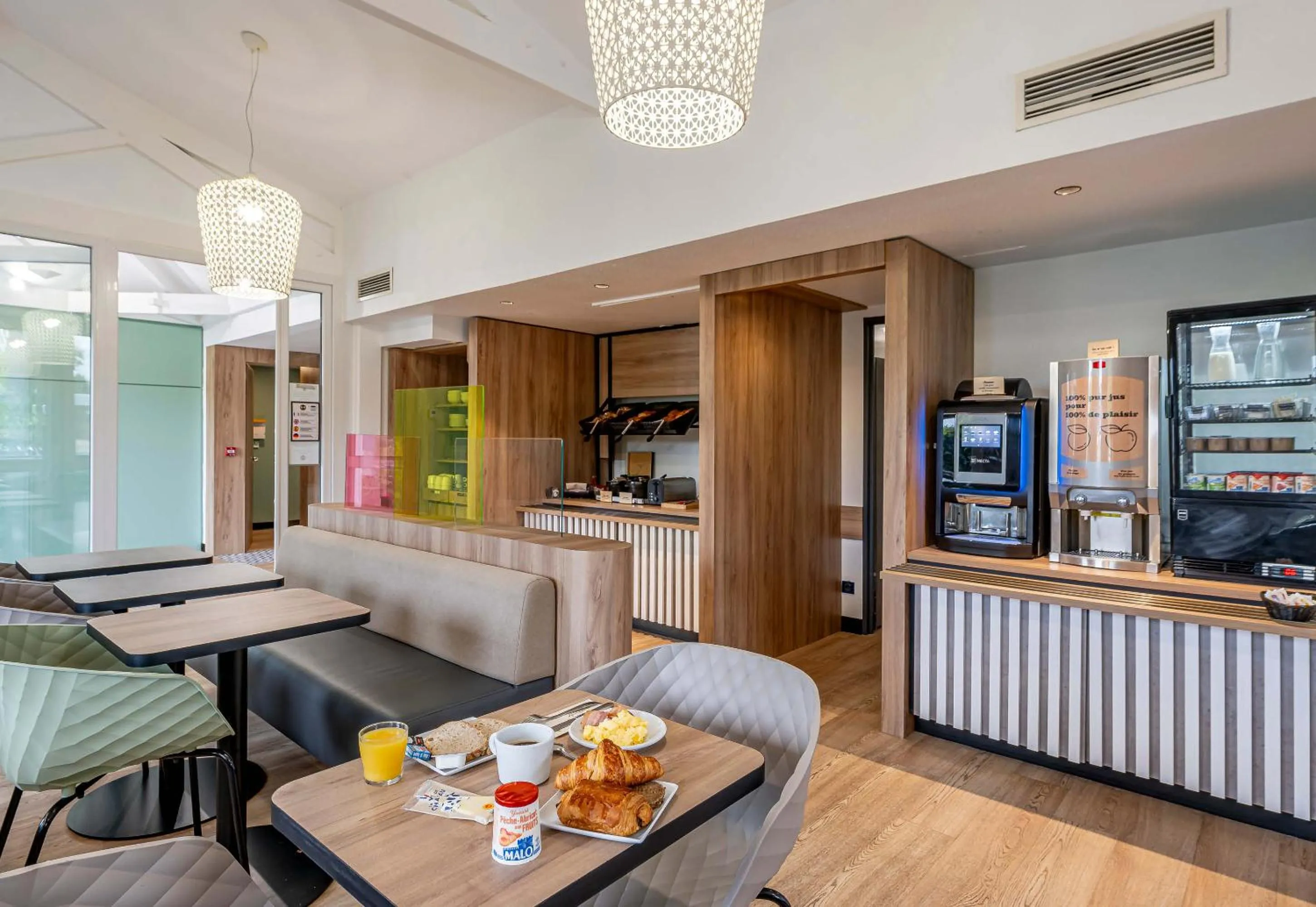 Buffet breakfast in B&B HOTEL Bordeaux Mérignac Aéroport