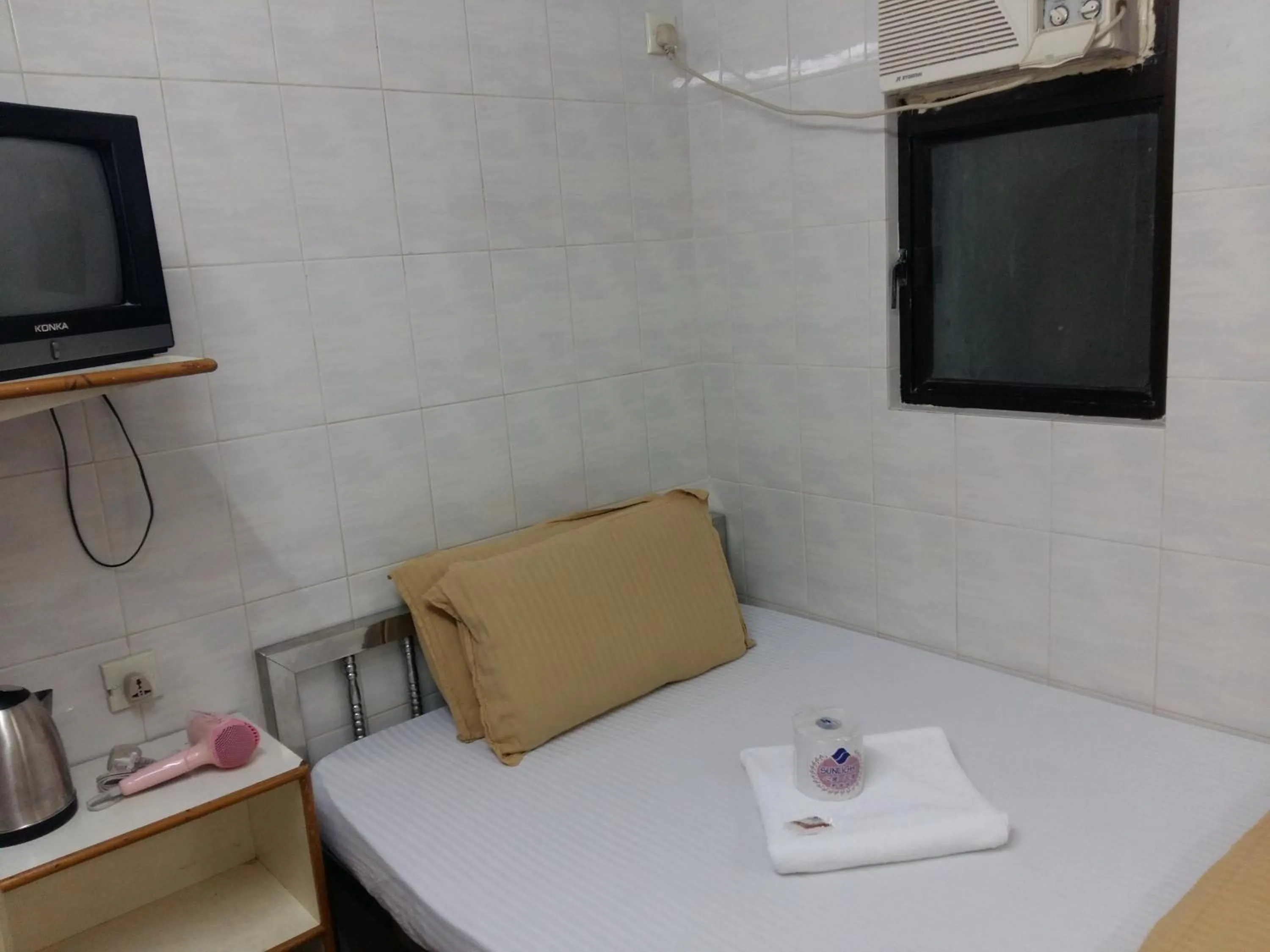 Bed in New Yan Yan Guest House reception 9th floor Flat E4 E6