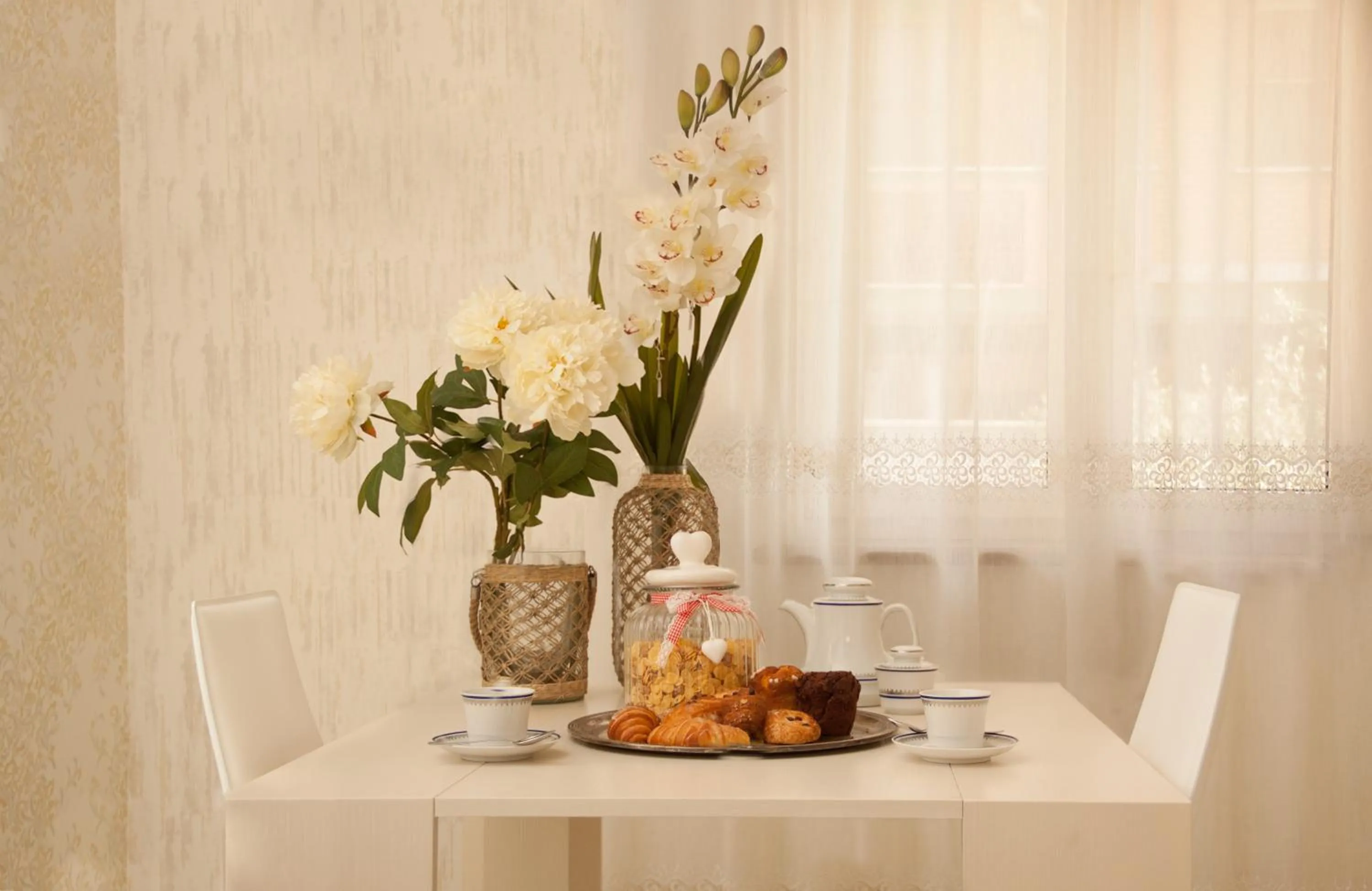 Communal lounge/ TV room in Rome Airport Inn