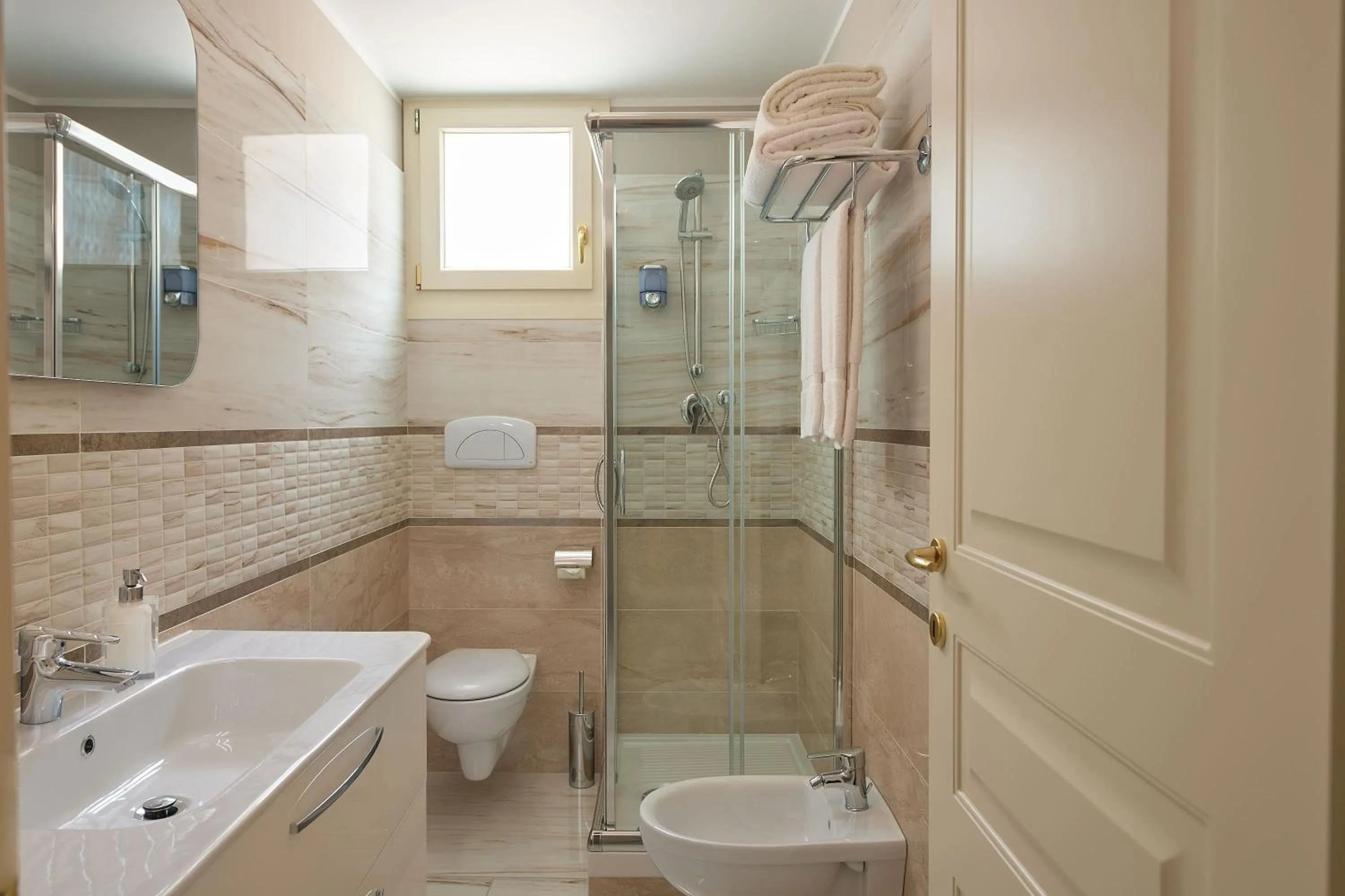 Bathroom in Rome Airport Inn