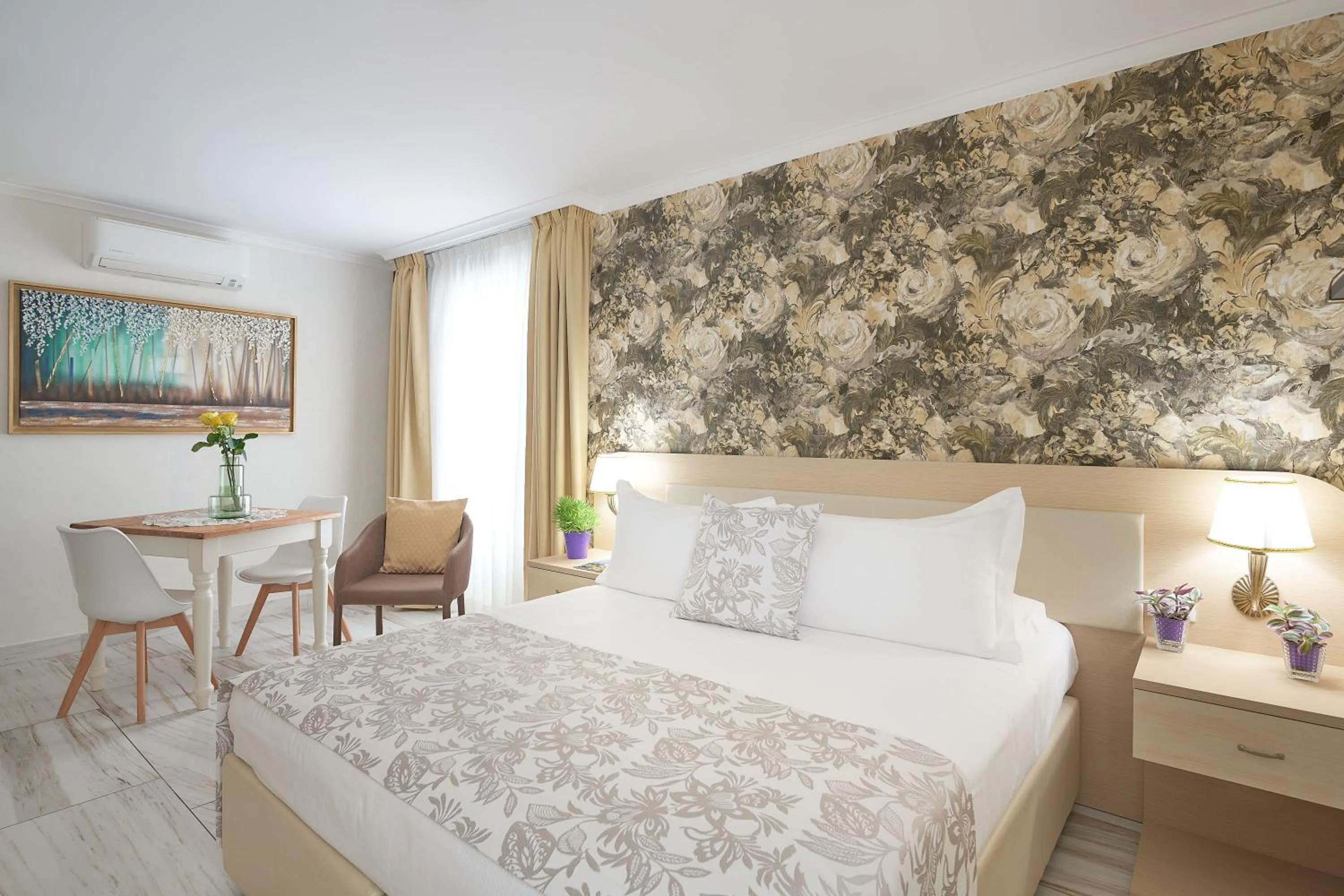 Bed in Rome Airport Inn