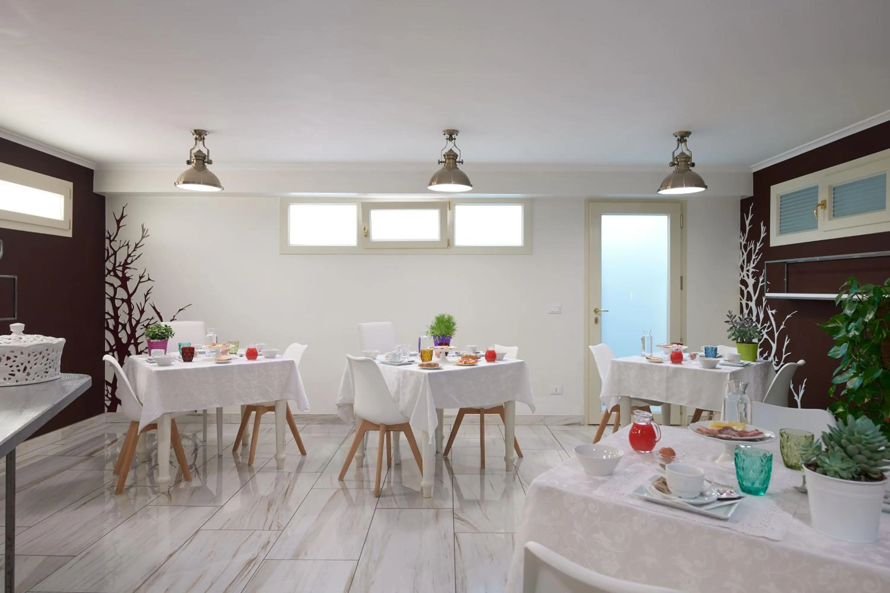 Communal lounge/ TV room in Rome Airport Inn