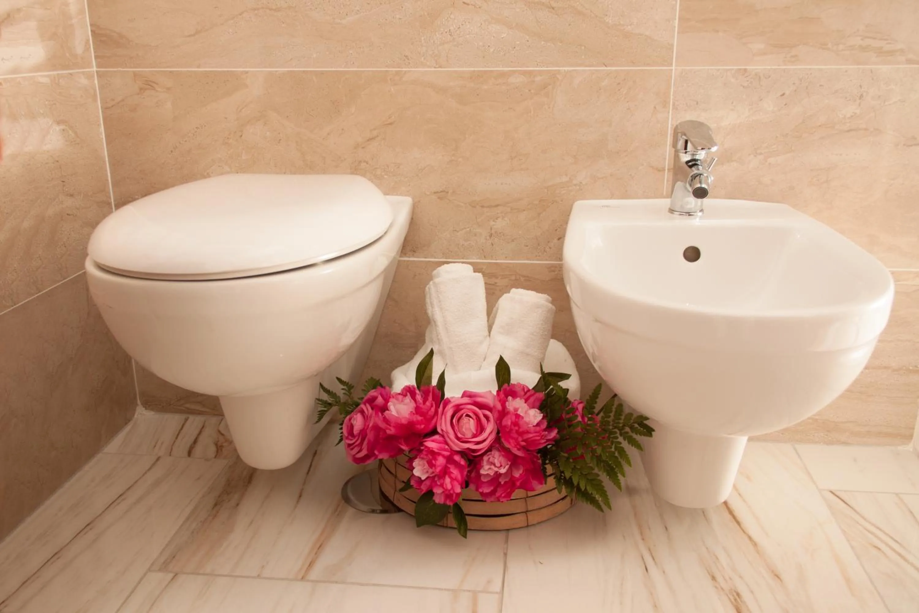 Toilet in Rome Airport Inn