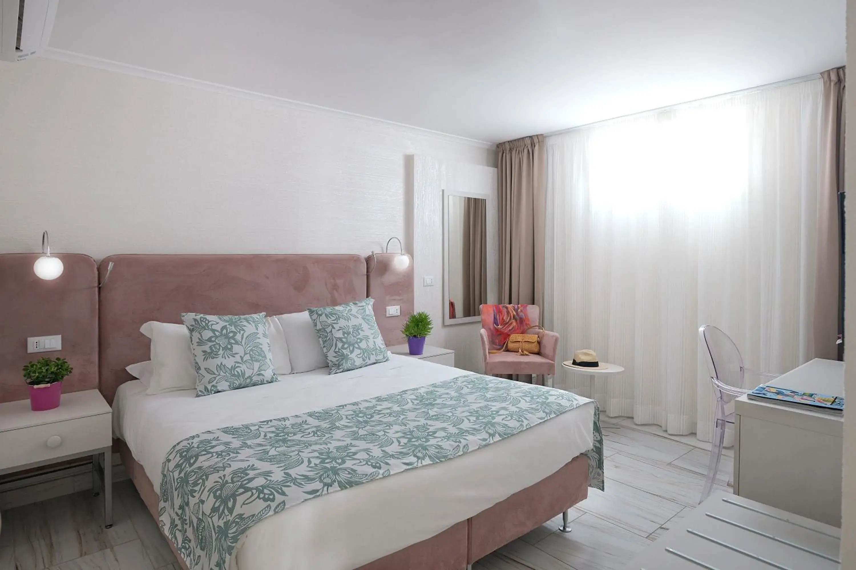 Bedroom, Bed in Rome Airport Inn Bedroom, Bed in Rome Airport Inn