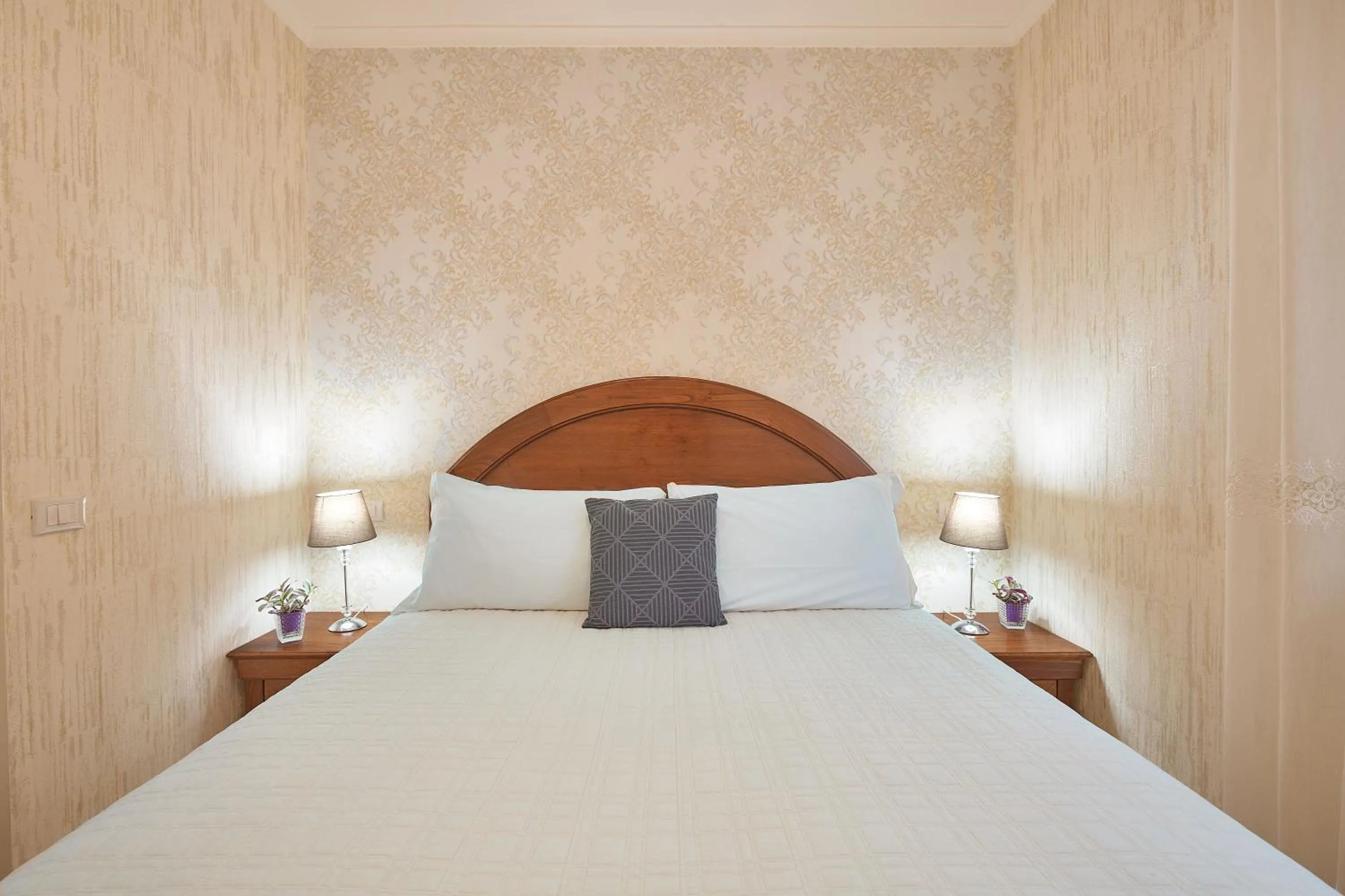 Bed in Rome Airport Inn