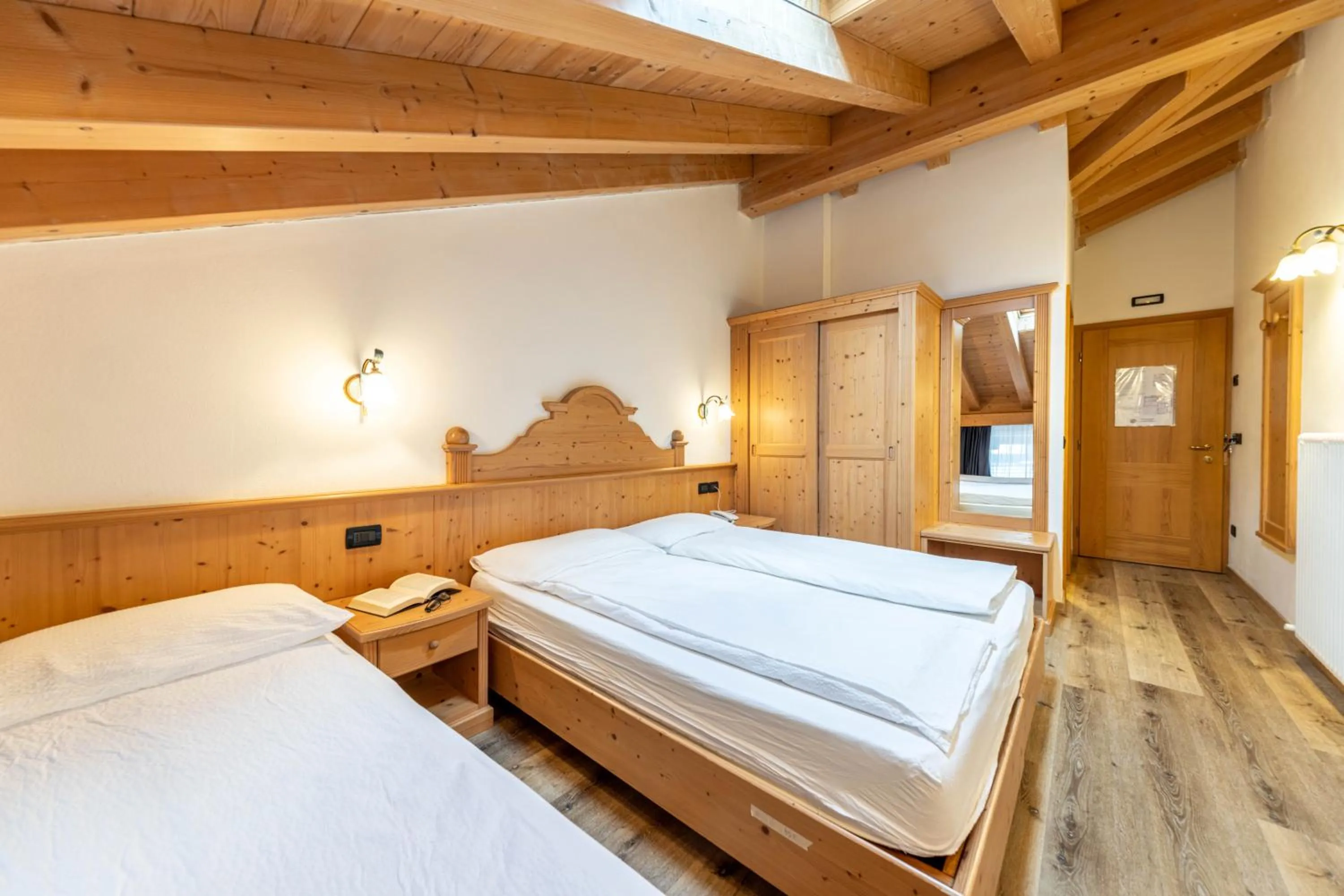 Bedroom, Bed in Hotel Siror