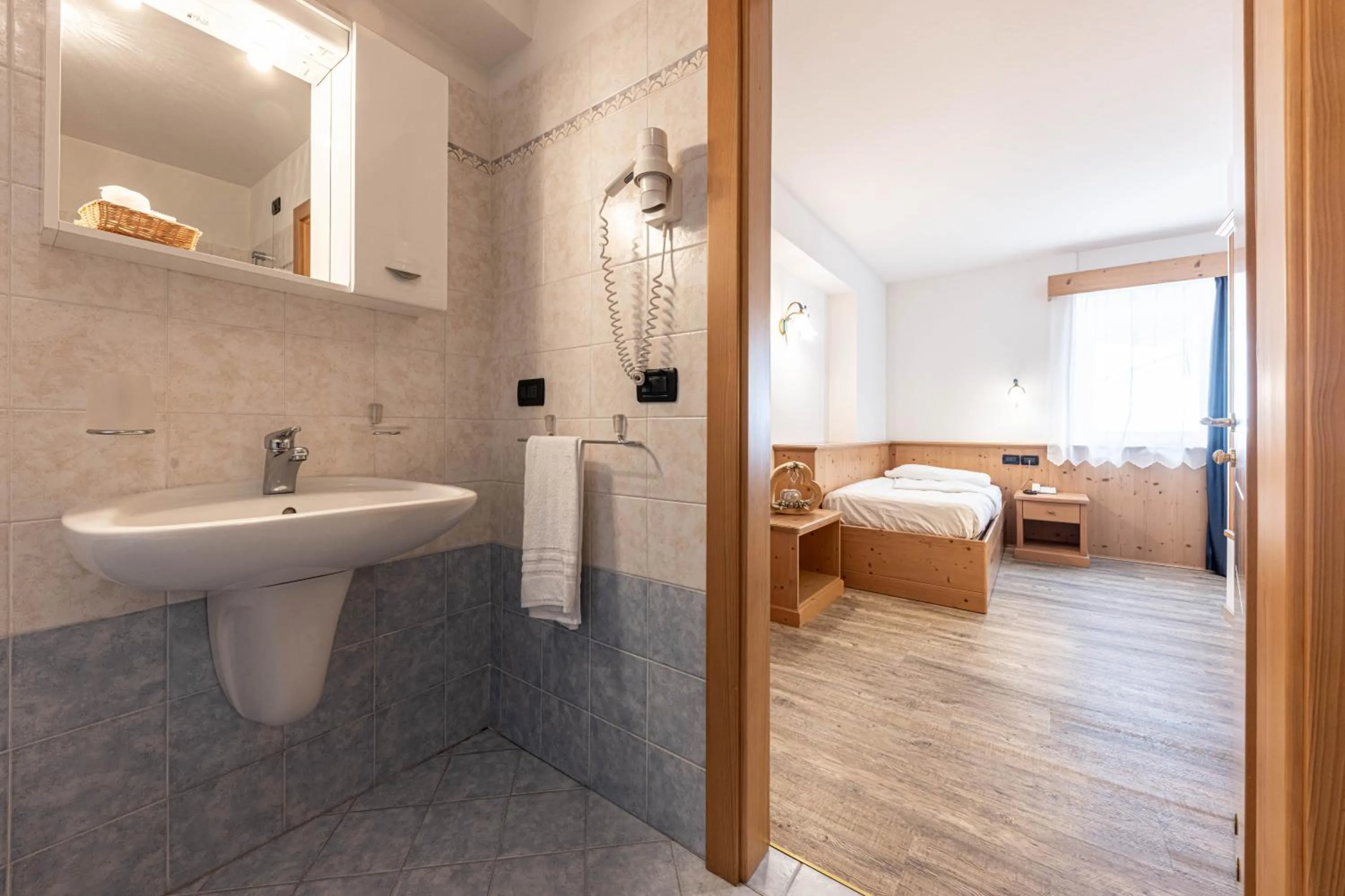 Bathroom, Bed in Hotel Siror