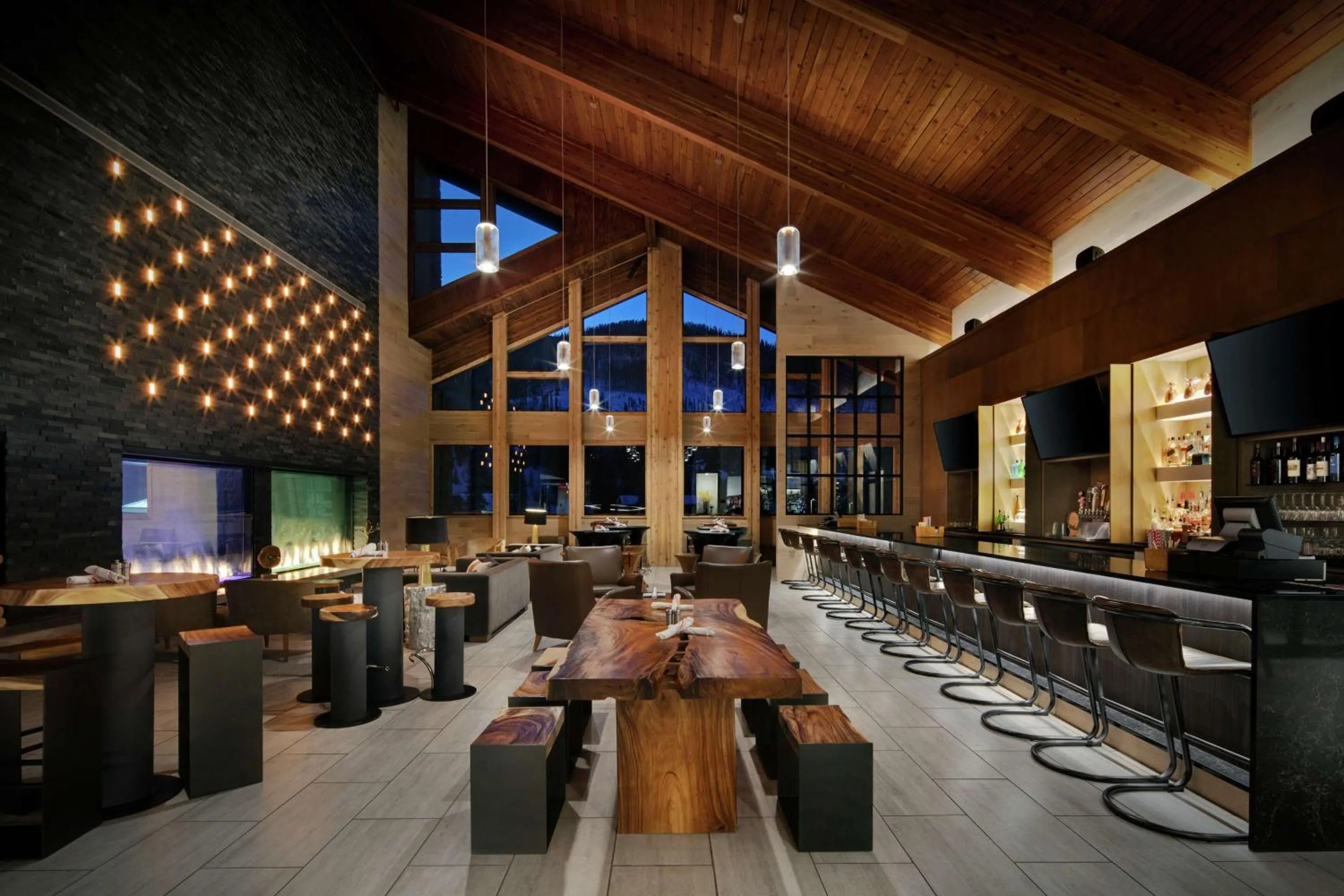 Lounge or bar in Highline Vail - a DoubleTree by Hilton