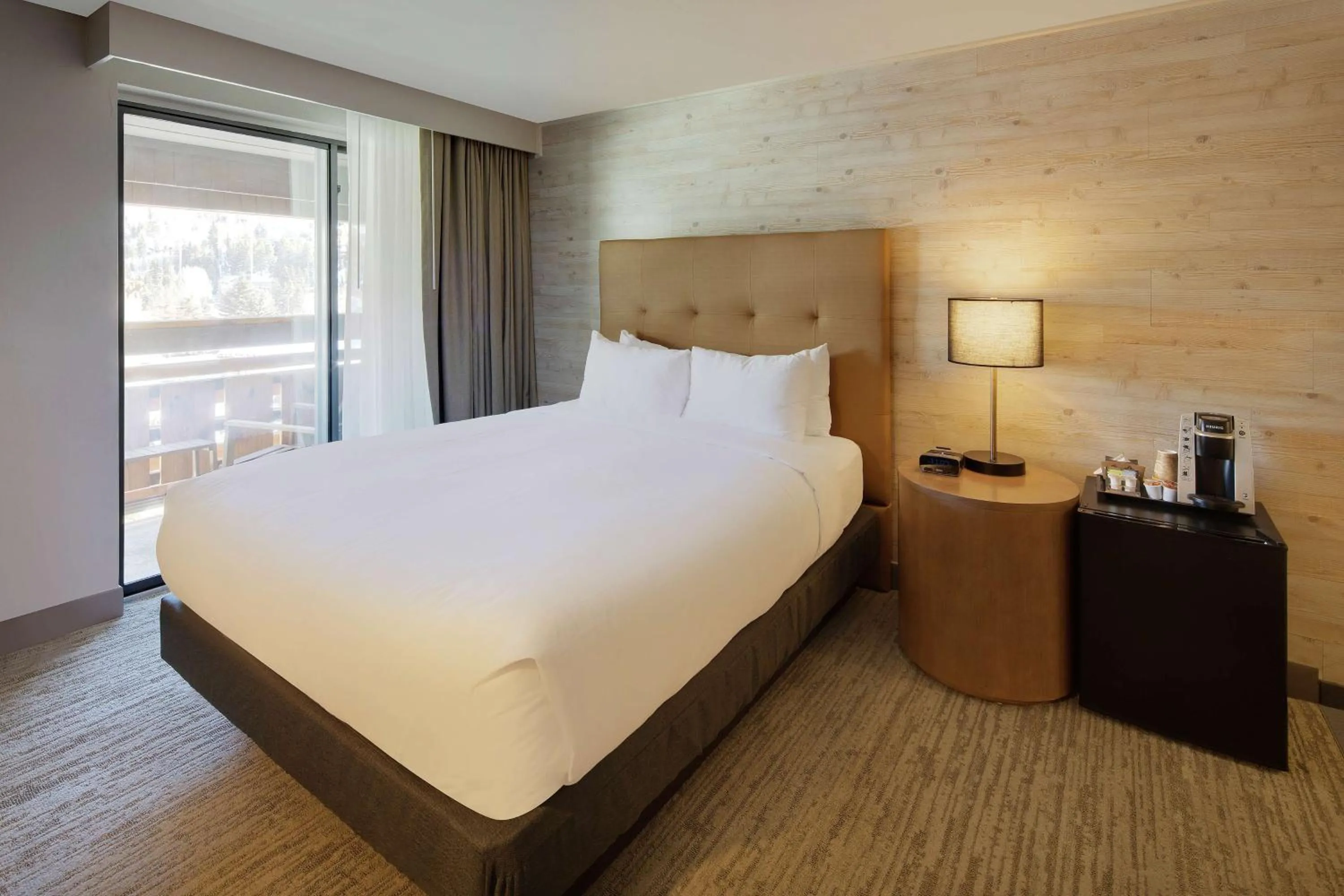 View (from property/room), Bed in Highline Vail - a DoubleTree by Hilton