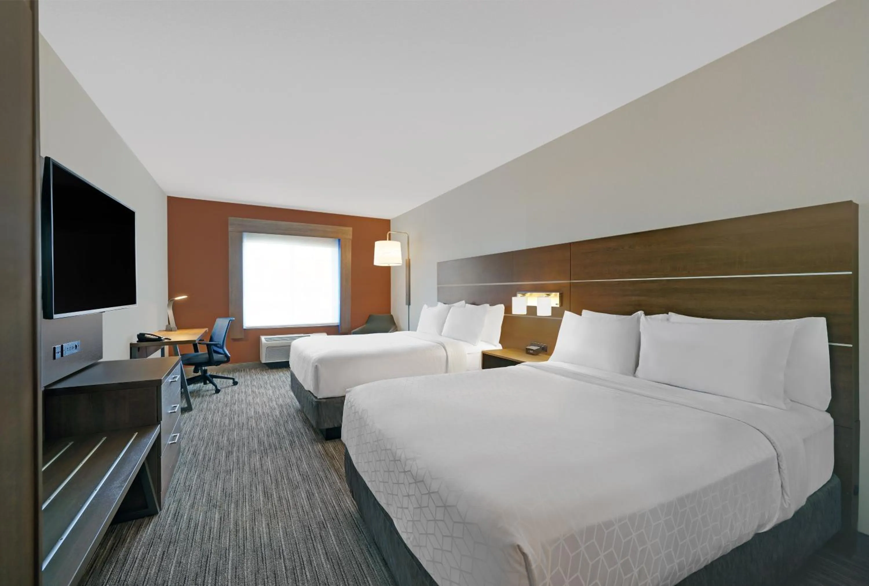 Photo of the whole room, Bed in Holiday Inn Express Newport by IHG