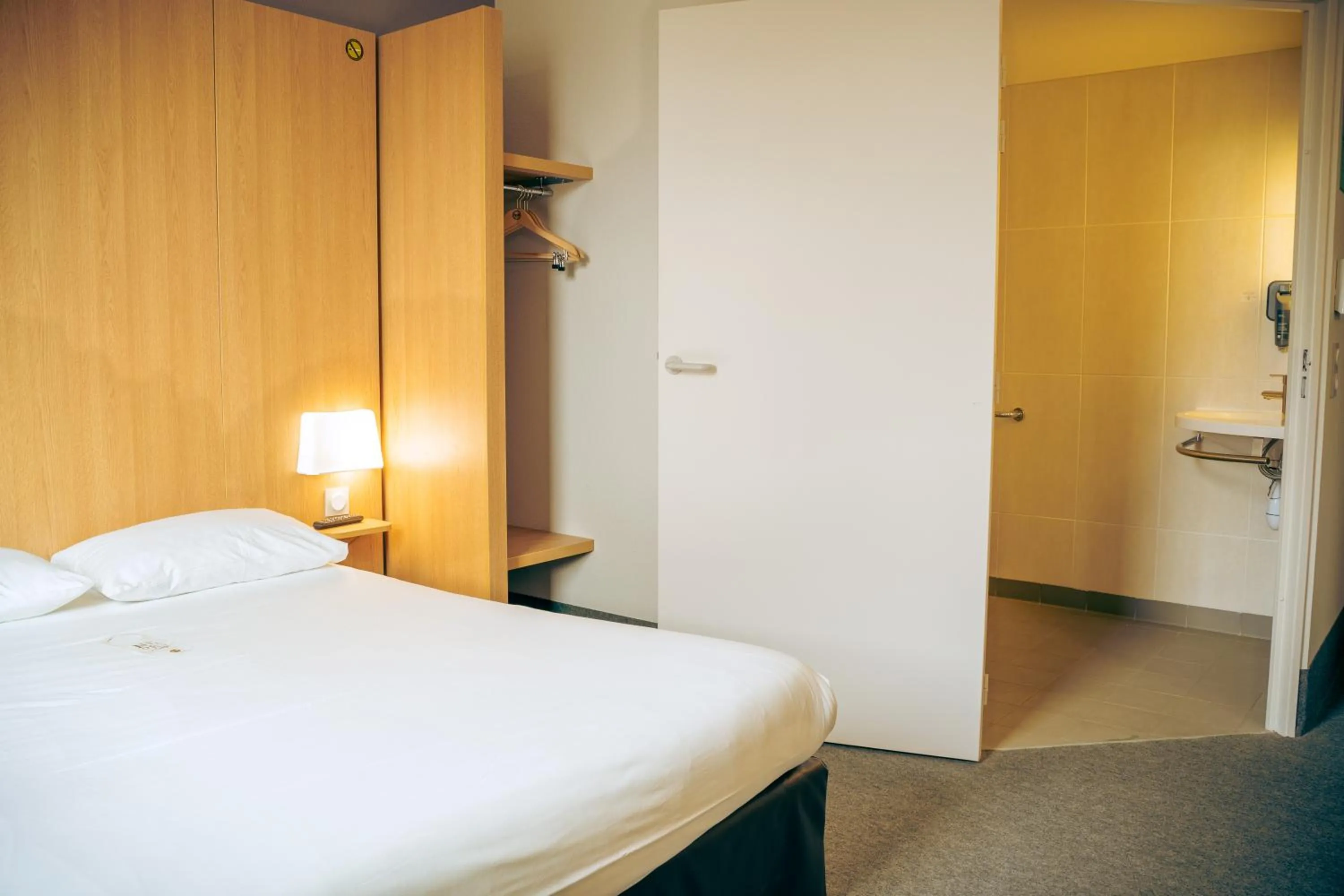 Bedroom, Bed in B&B HOTEL Metz Est Technopole Pôle Santé