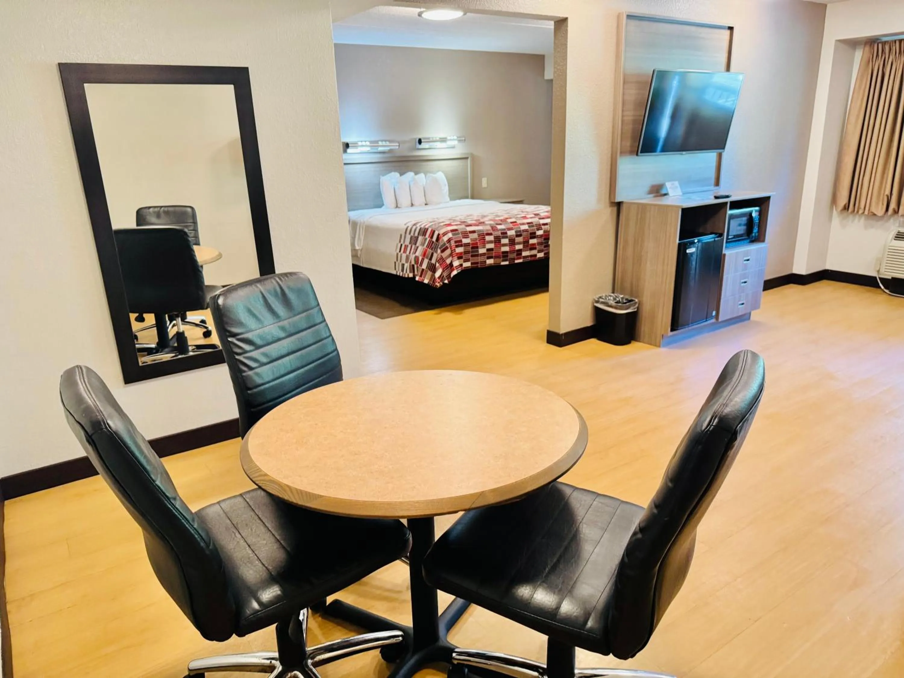 Photo of the whole room, Bed in Red Roof Inn Milford - New Haven