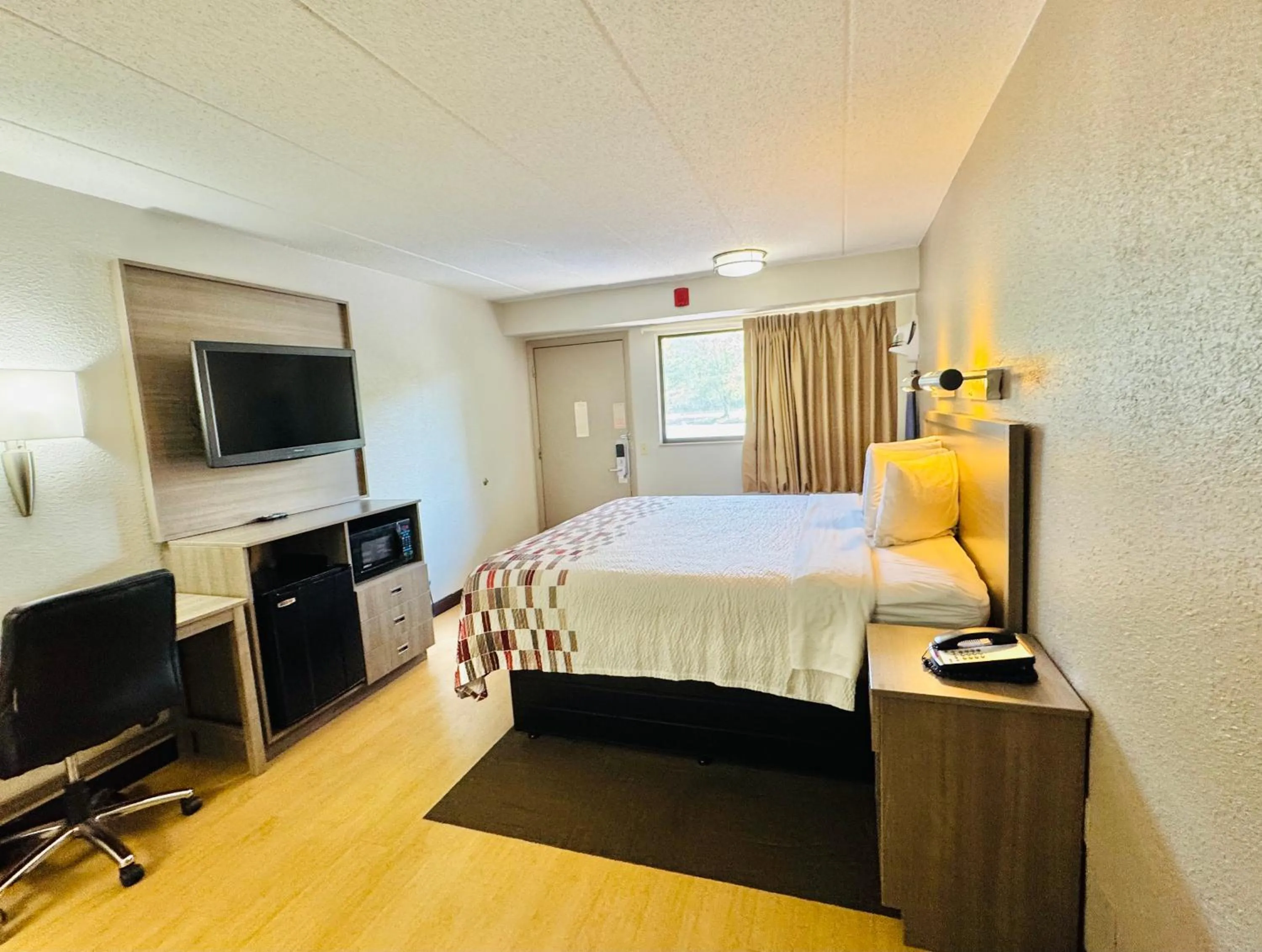 Bedroom, Bed in Red Roof Inn Milford - New Haven