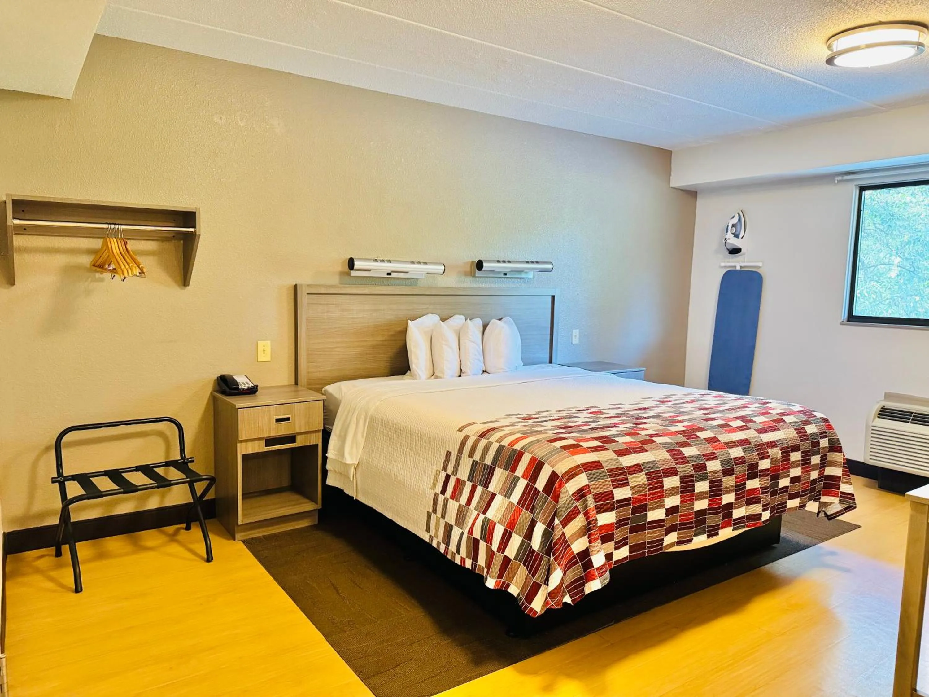 Bedroom, Bed in Red Roof Inn Milford - New Haven