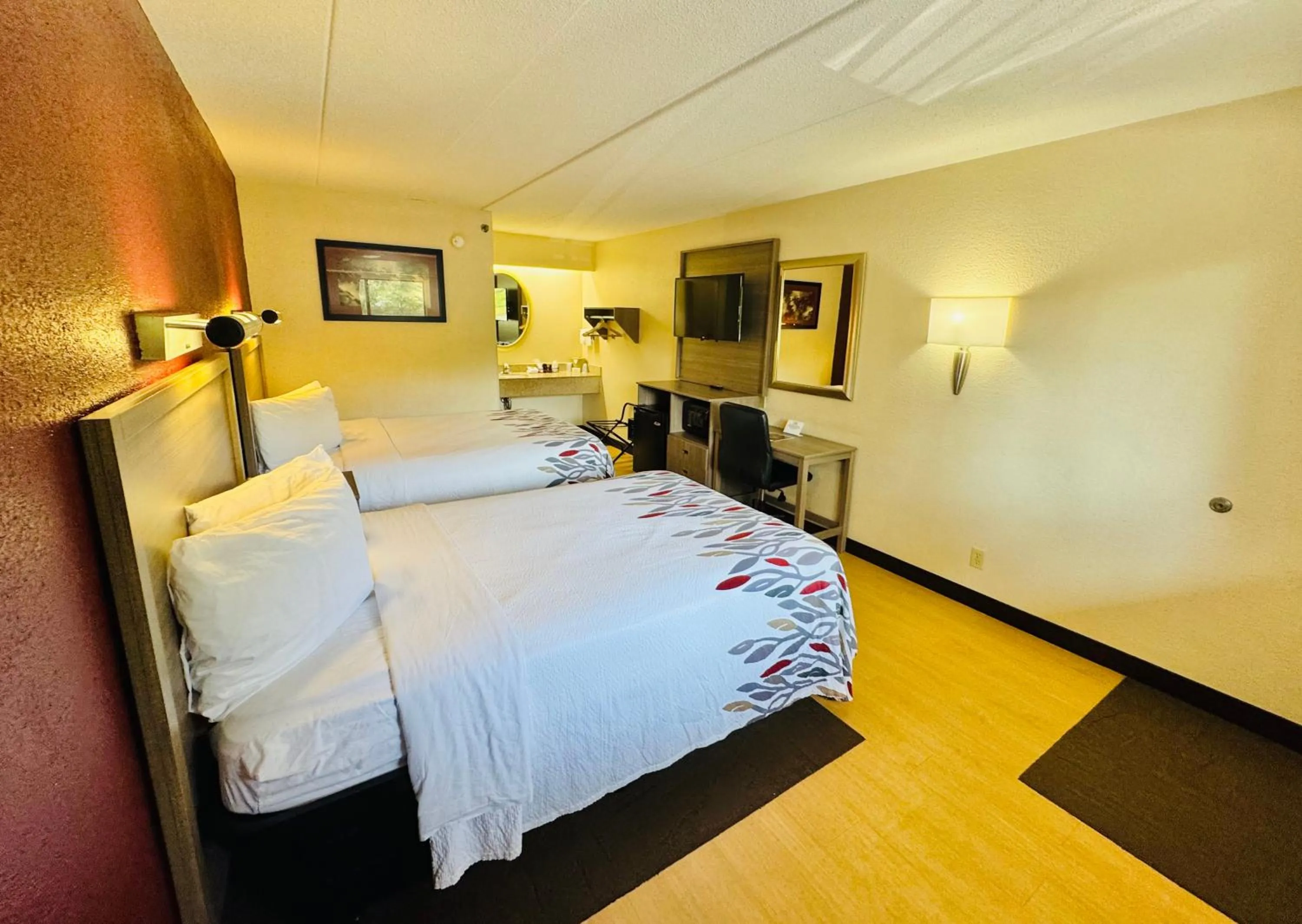 Photo of the whole room, Bed in Red Roof Inn Milford - New Haven