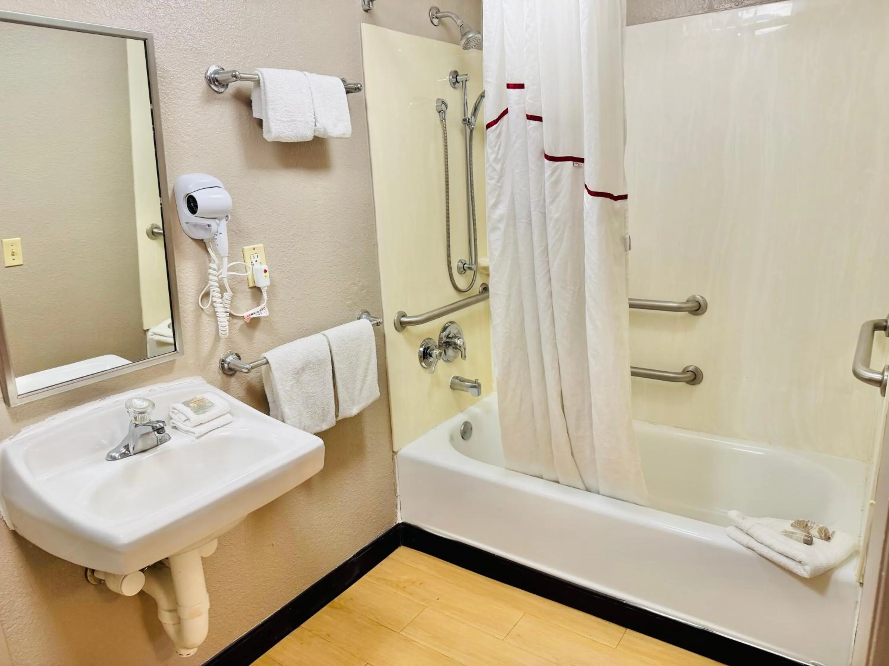 Bathroom in Red Roof Inn Milford - New Haven