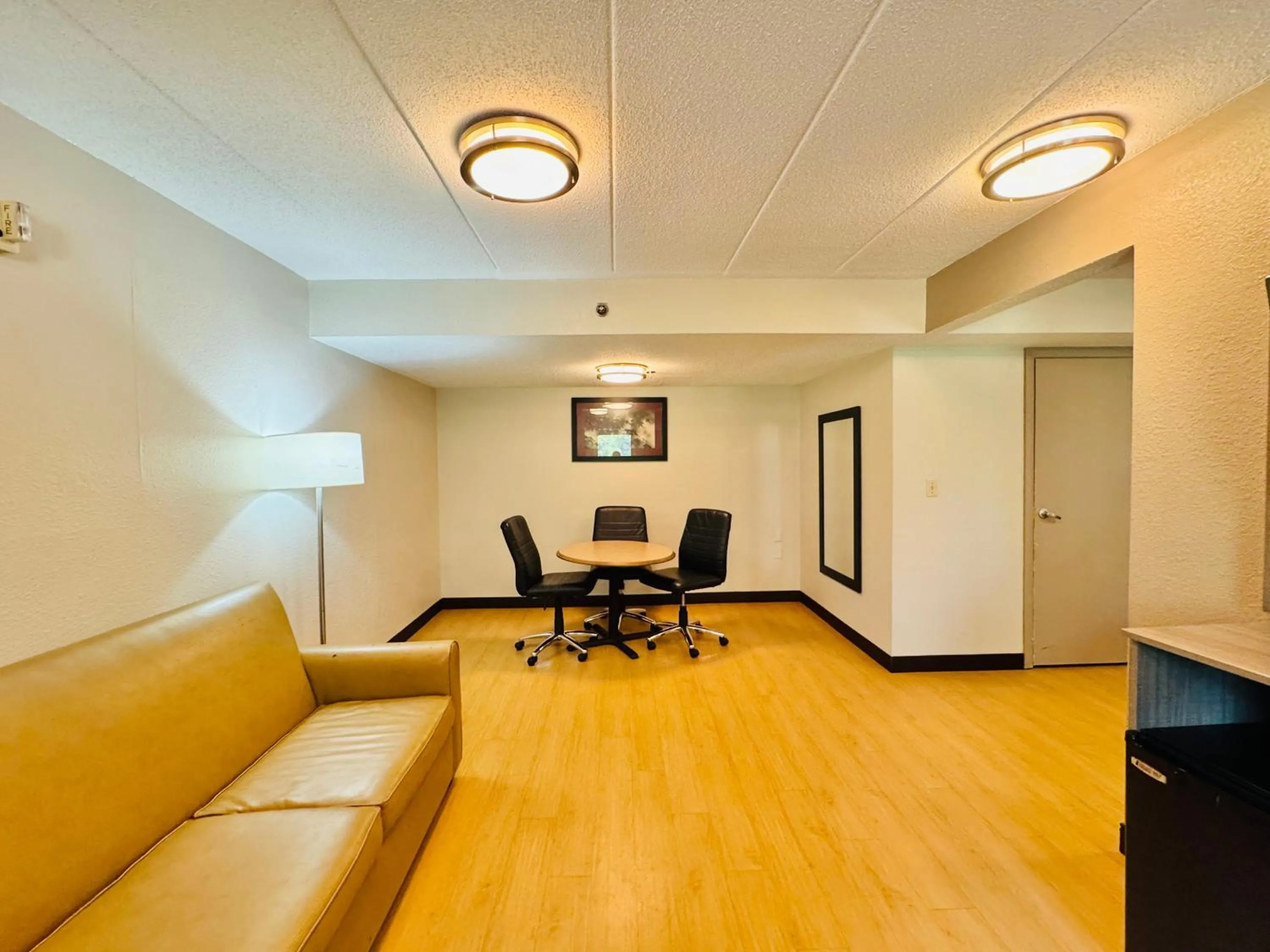 Living room in Red Roof Inn Milford - New Haven