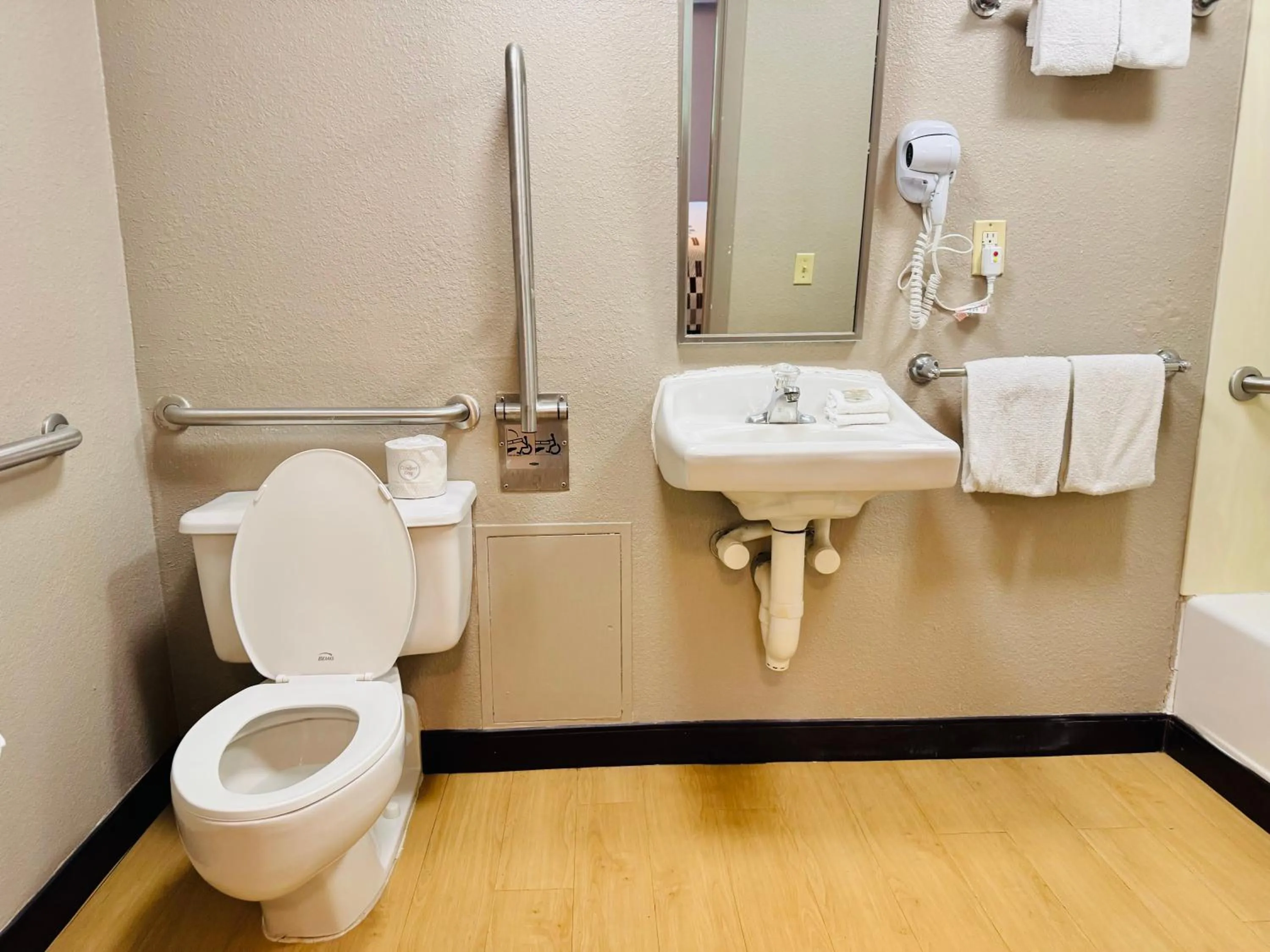 Bathroom in Red Roof Inn Milford - New Haven