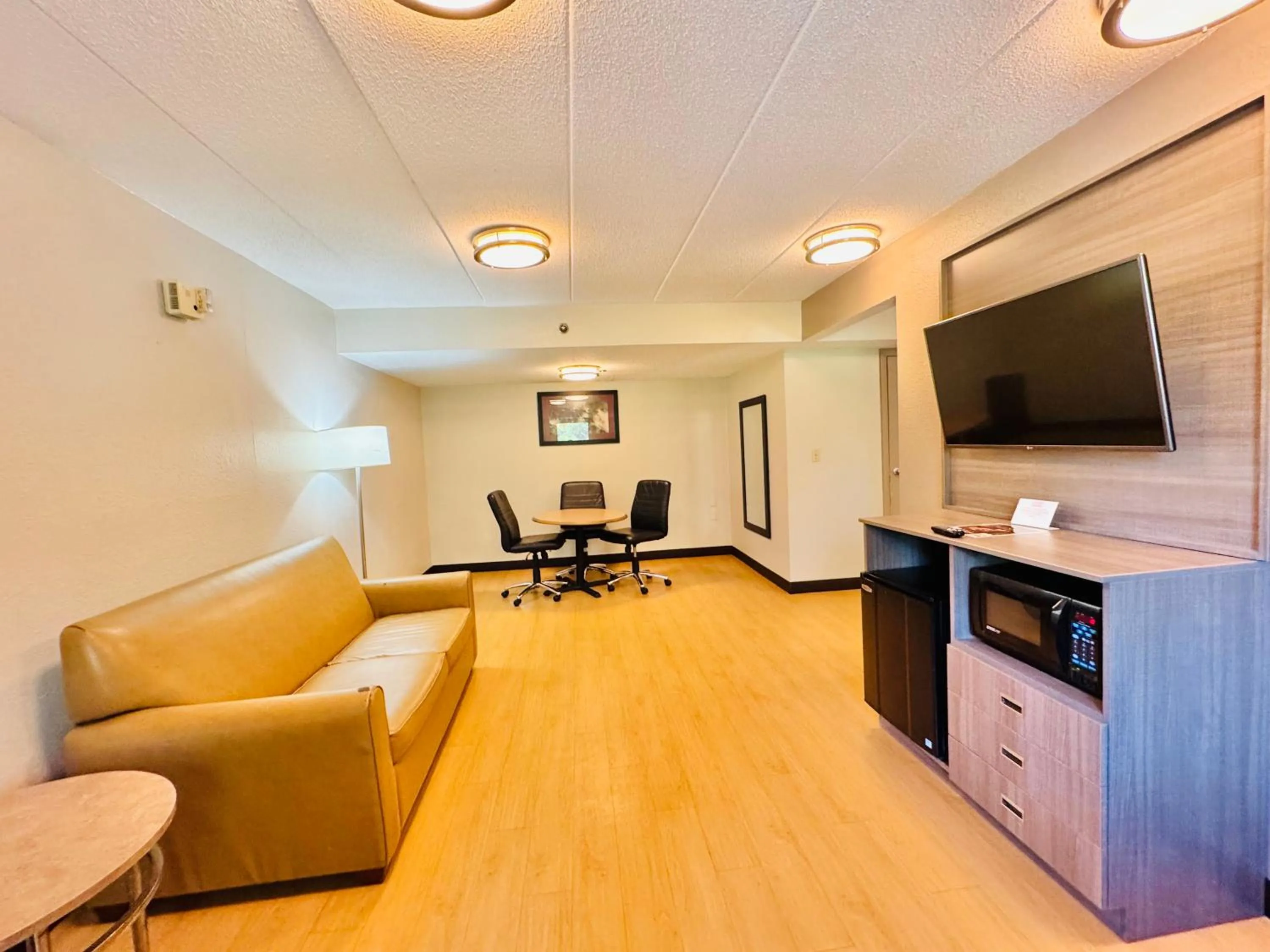 Living room in Red Roof Inn Milford - New Haven