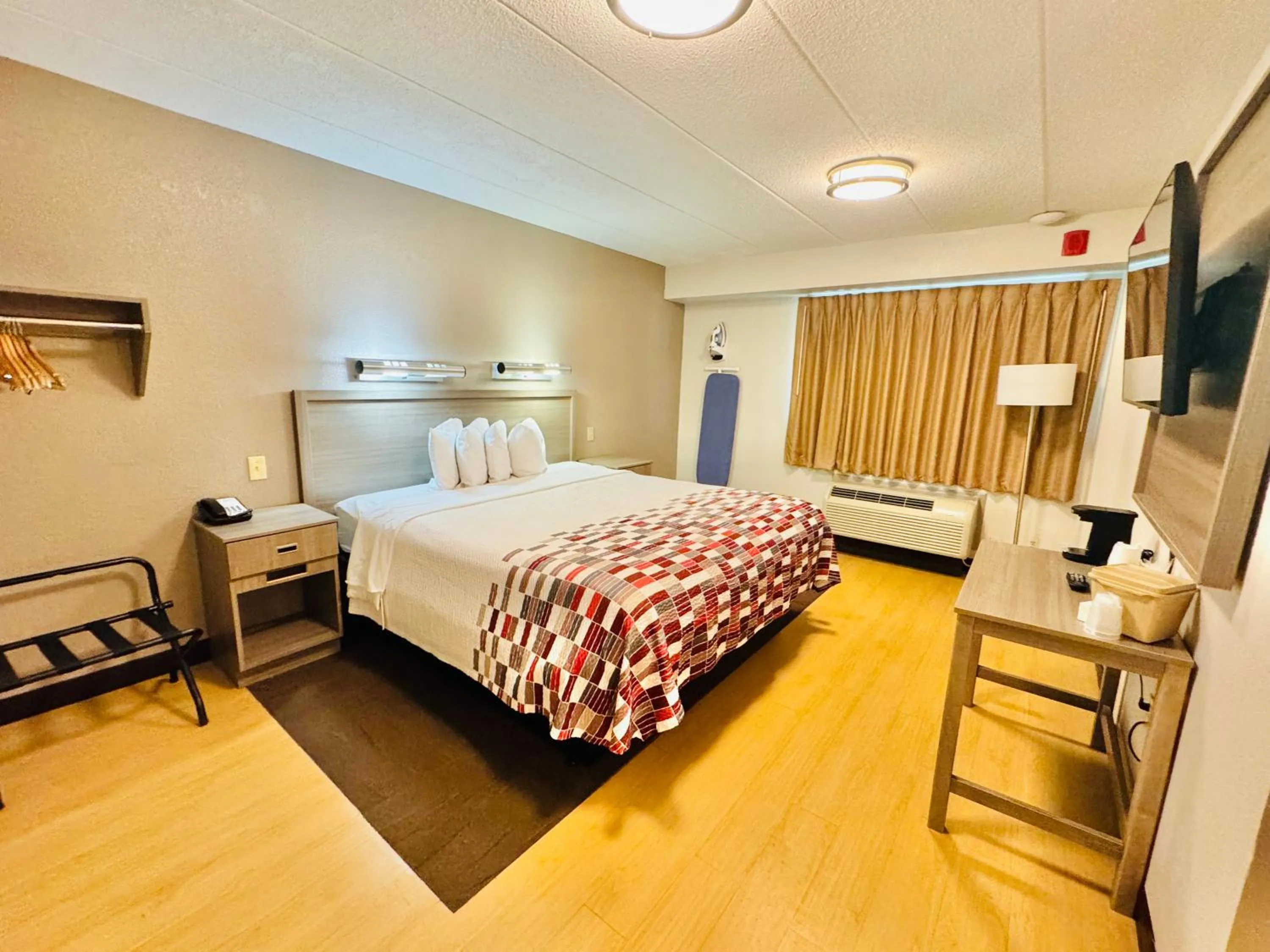 Bedroom, Bed in Red Roof Inn Milford - New Haven