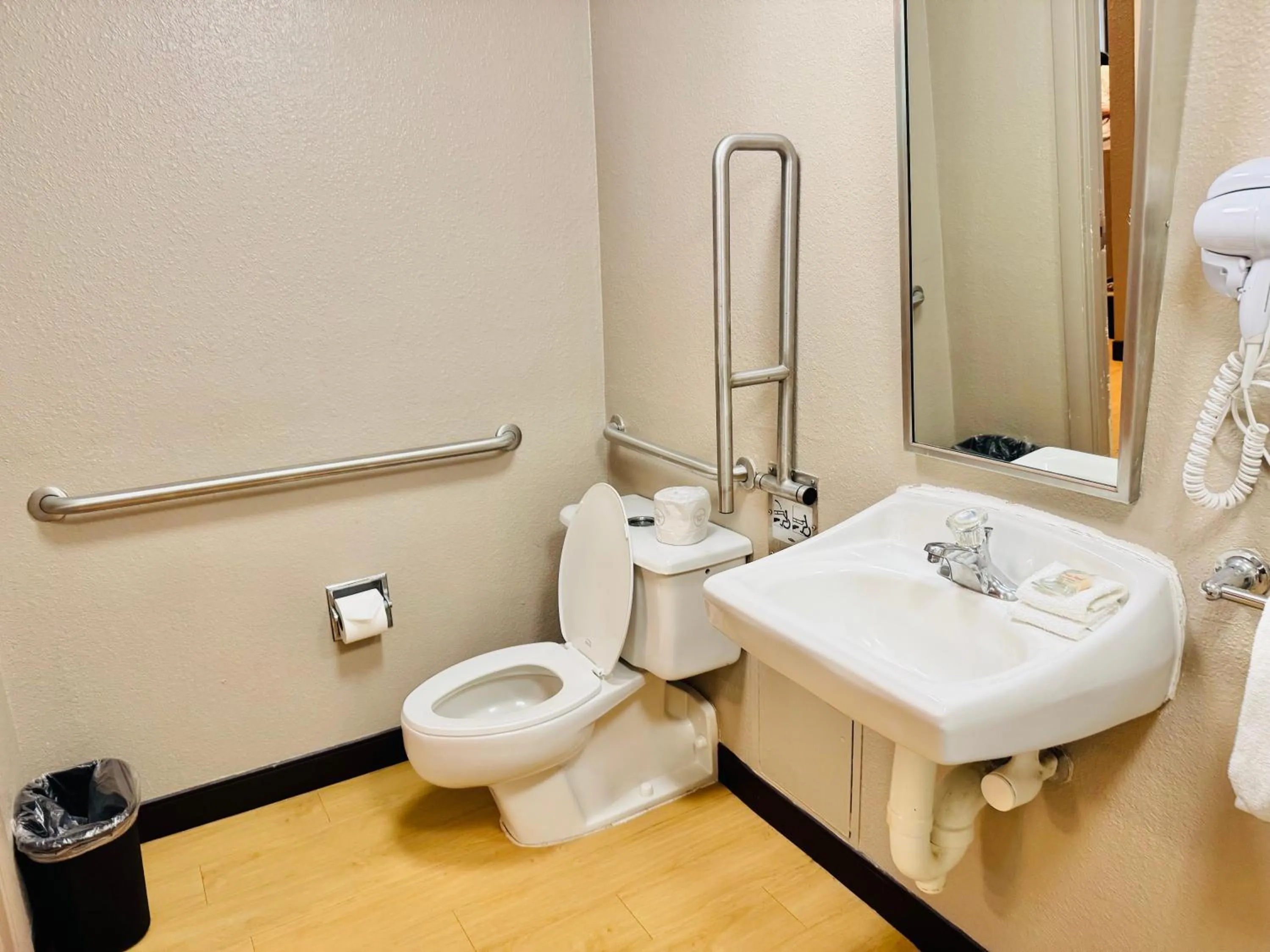 Bathroom in Red Roof Inn Milford - New Haven