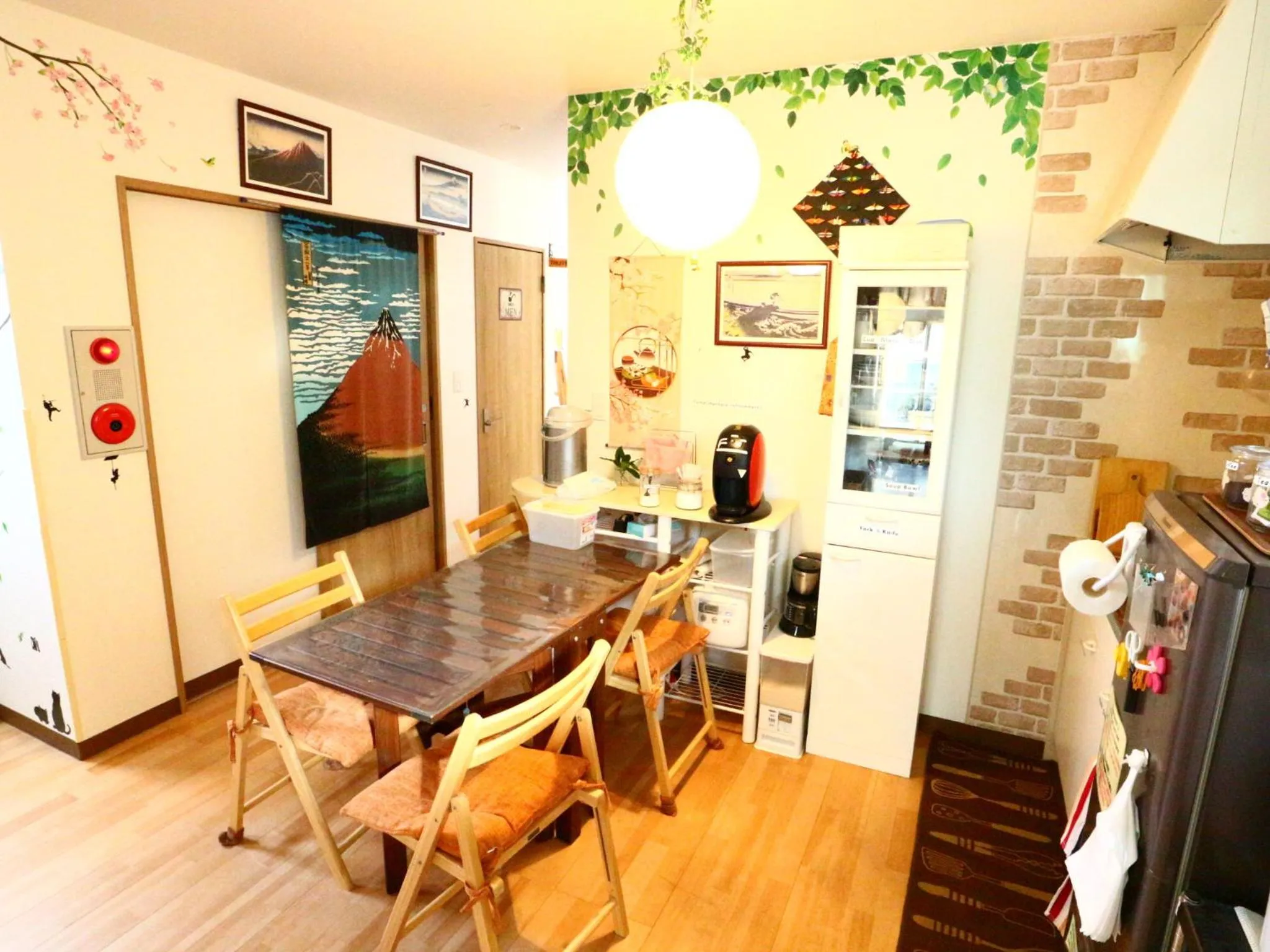 Communal kitchen in ホステル富士山 結