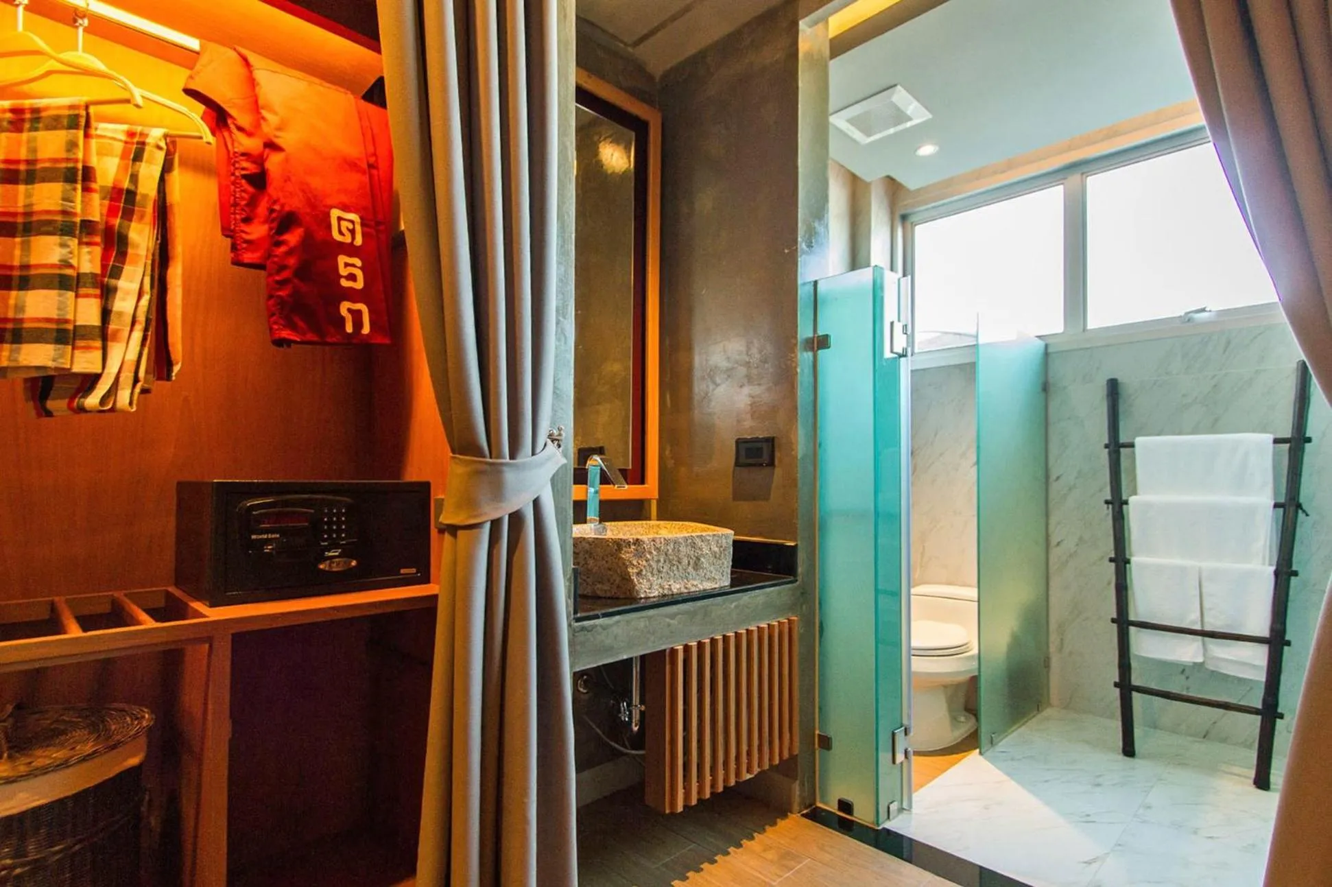 Kroque Boutique & Bistro