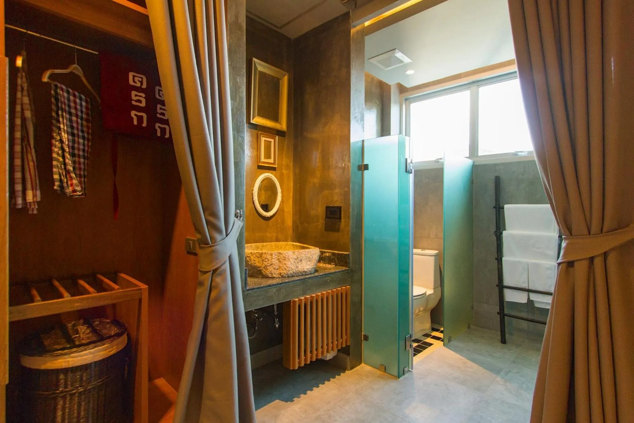 Kroque Boutique & Bistro