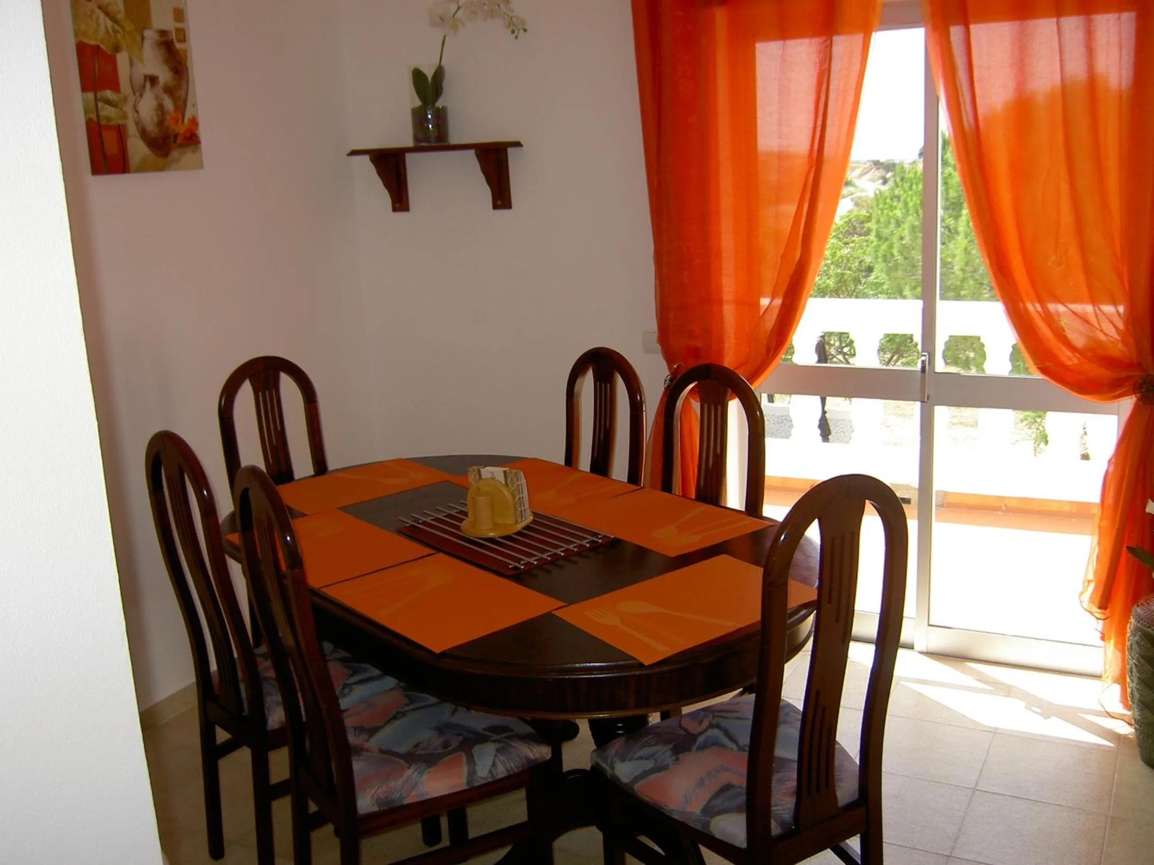 Communal kitchen in Quartos Com Boas Vistas