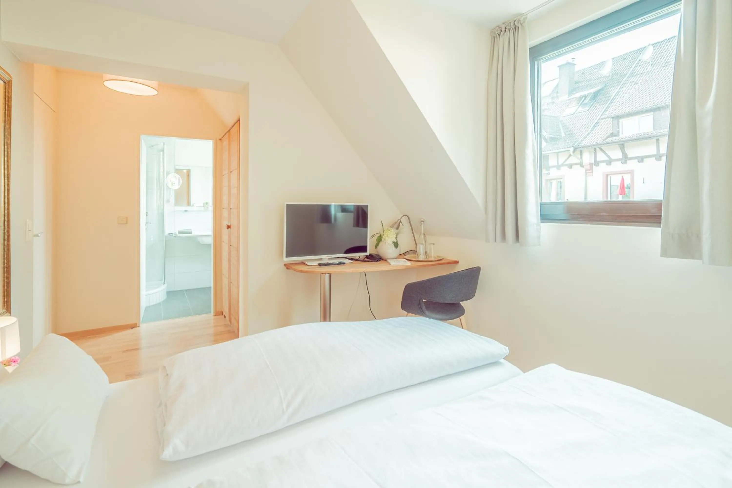 Bedroom, Bed in Hotel Restaurant zur Sonne St. Peter
