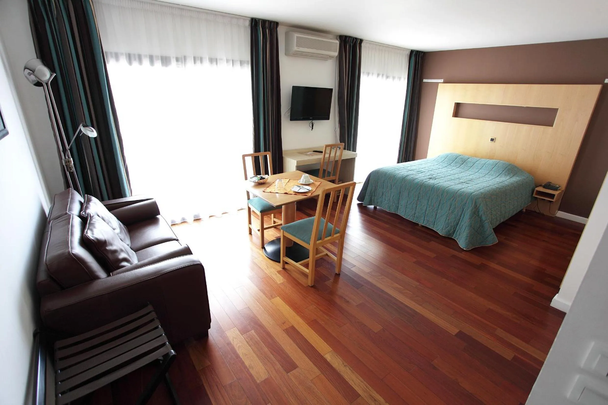 Photo of the whole room, Bed in Hôtel la Scala