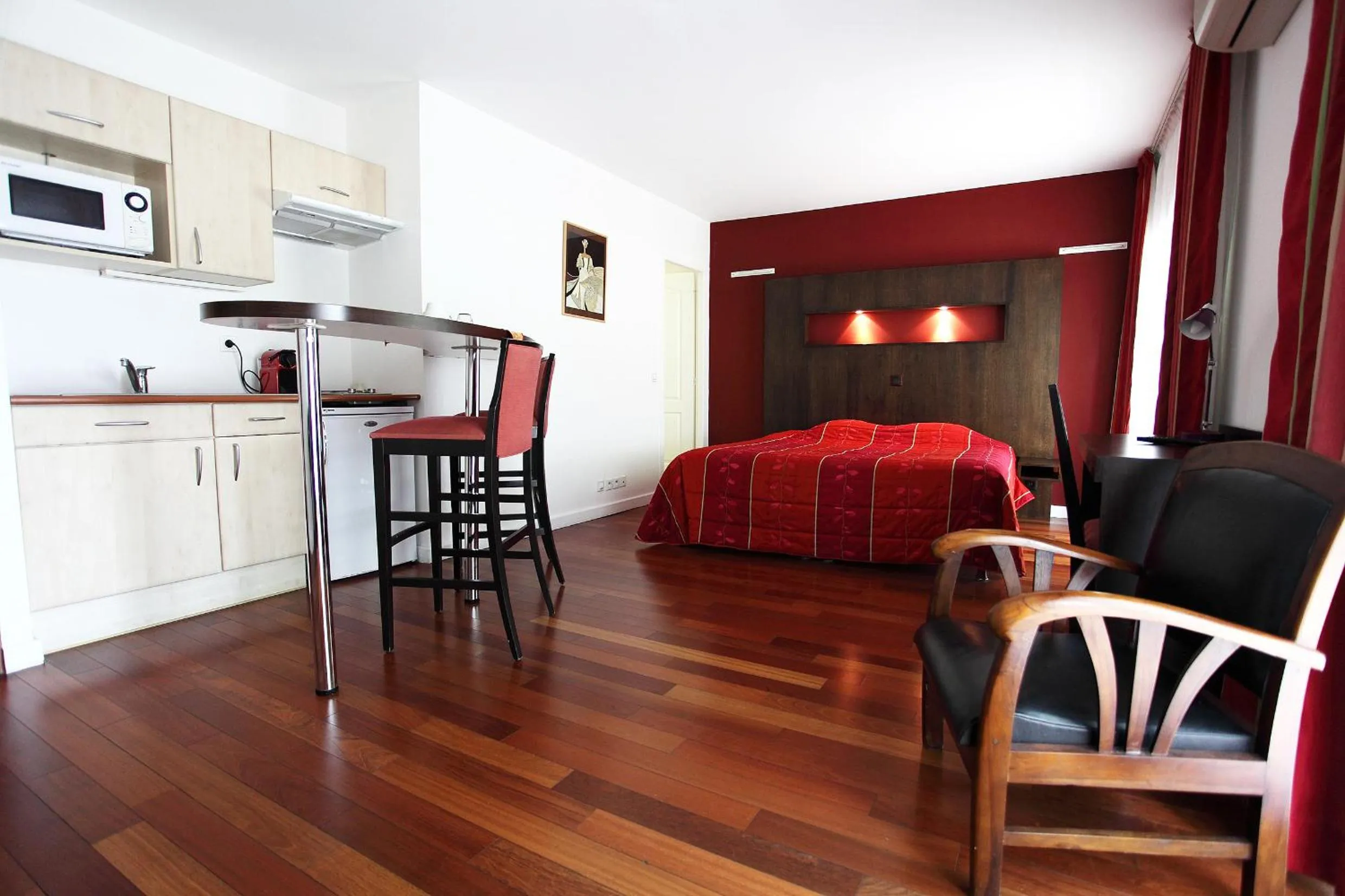 Photo of the whole room in Hôtel la Scala