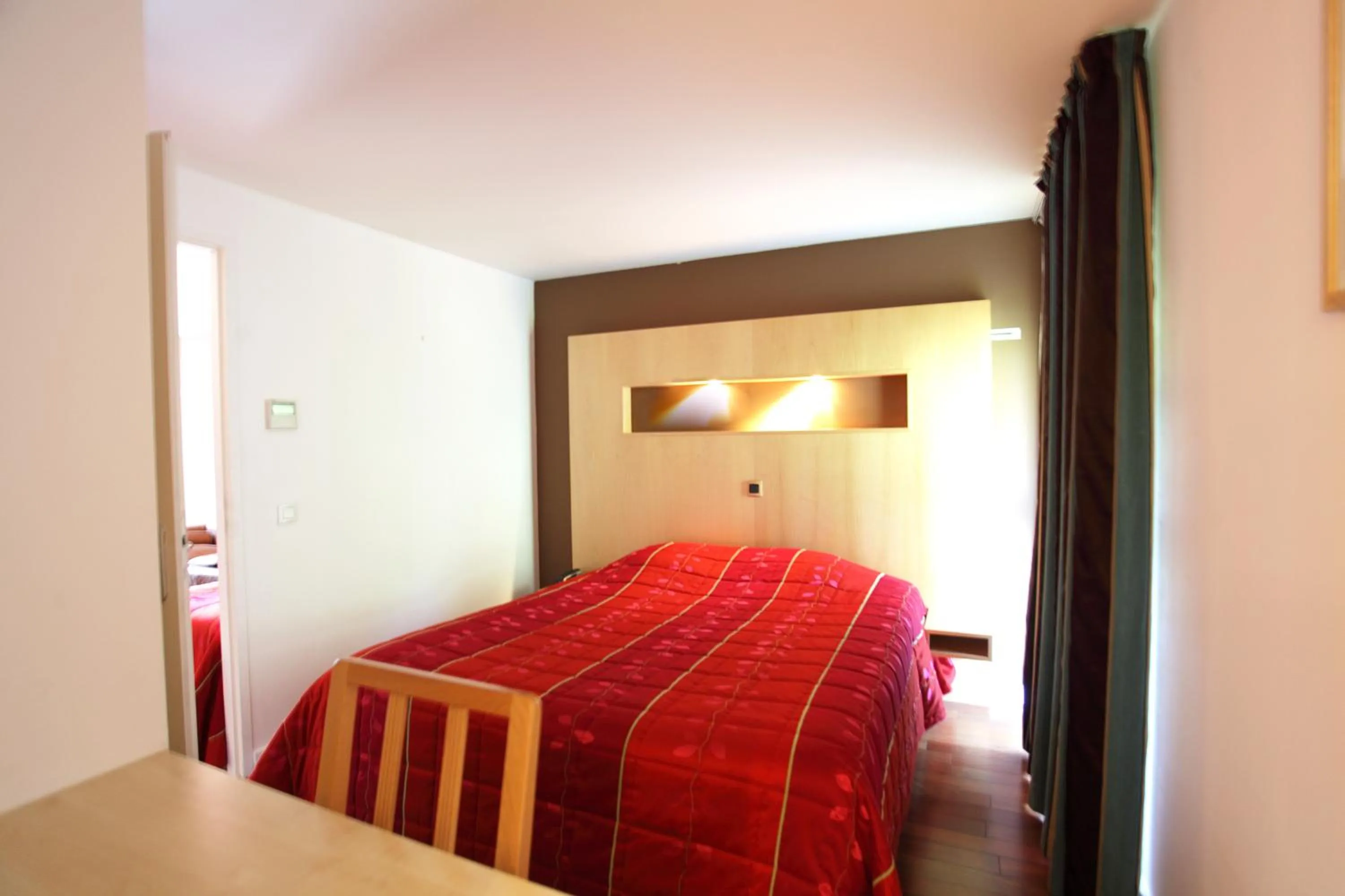 Photo of the whole room, Bed in Hôtel la Scala