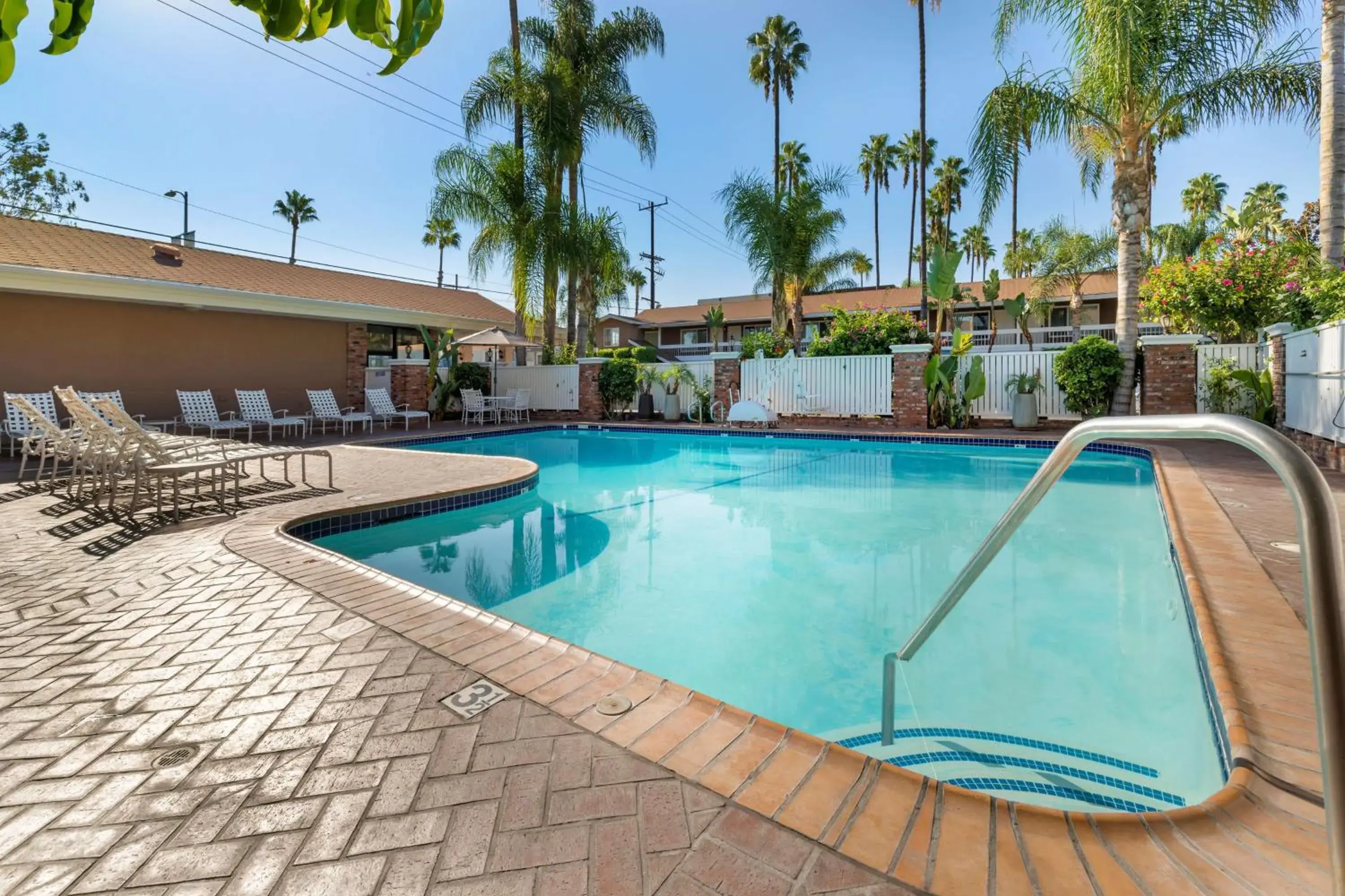 Pool view in Best Western Plus Carriage Inn Pool view in Best Western Plus Carriage Inn