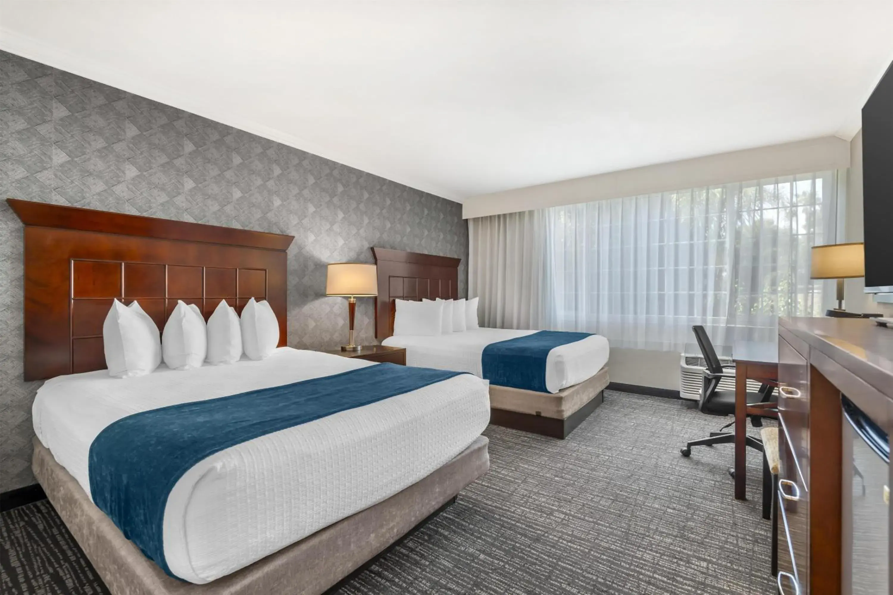 Queen Room with Two Queen Beds in Best Western Plus Carriage Inn Queen Room with Two Queen Beds in Best Western Plus Carriage Inn