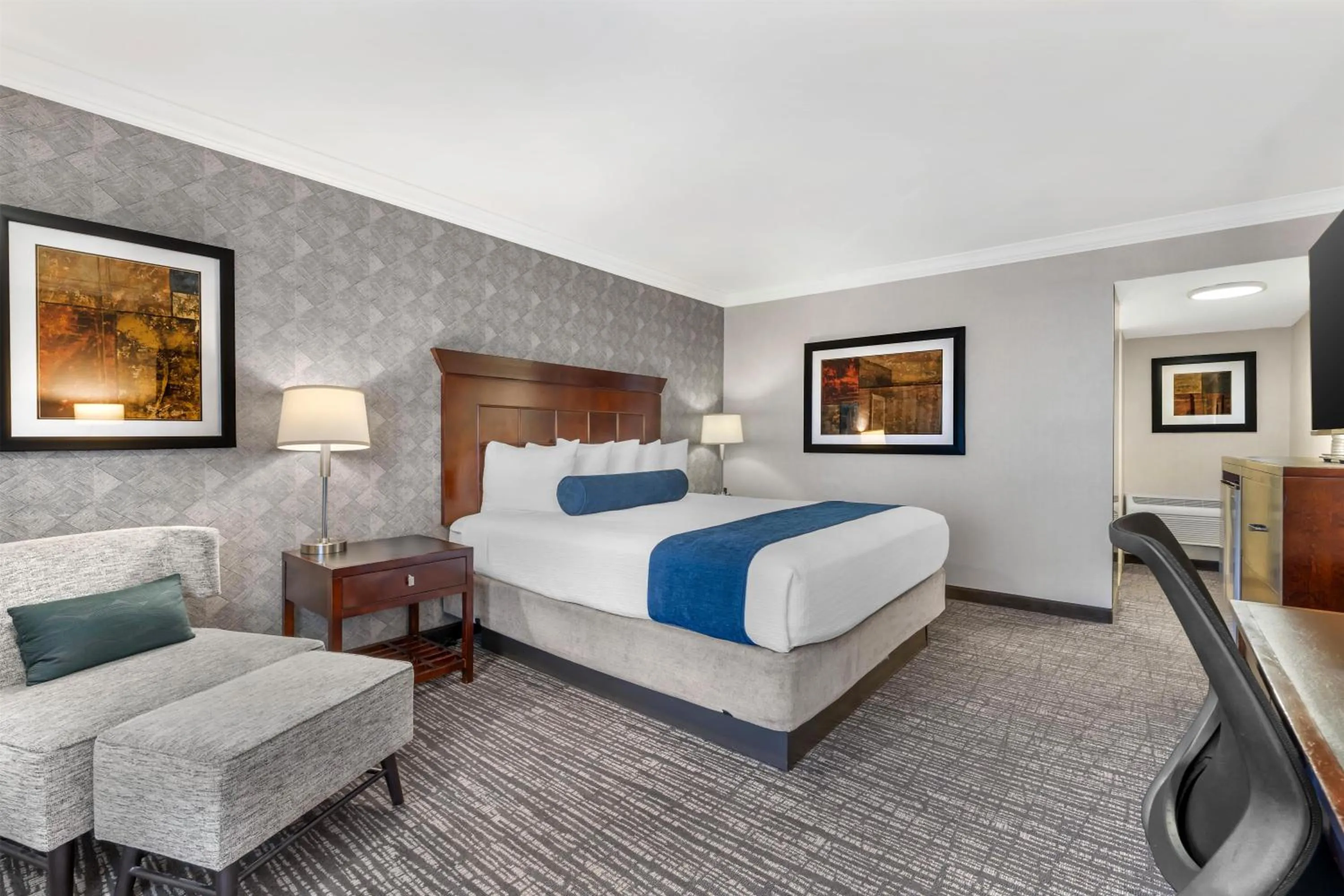 Bedroom, Bed in Best Western Plus Carriage Inn