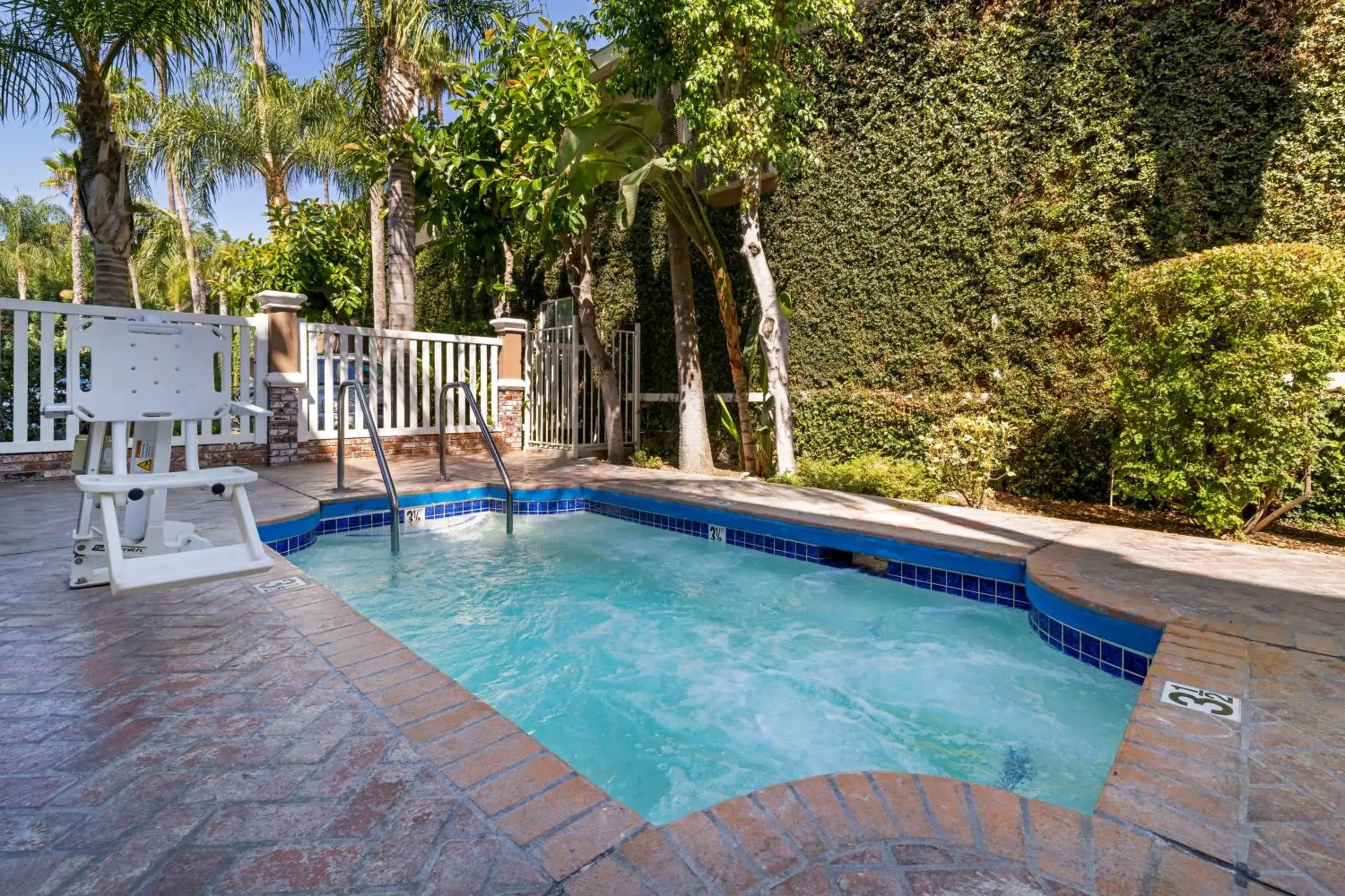 Pool view in Best Western Plus Carriage Inn Pool view in Best Western Plus Carriage Inn