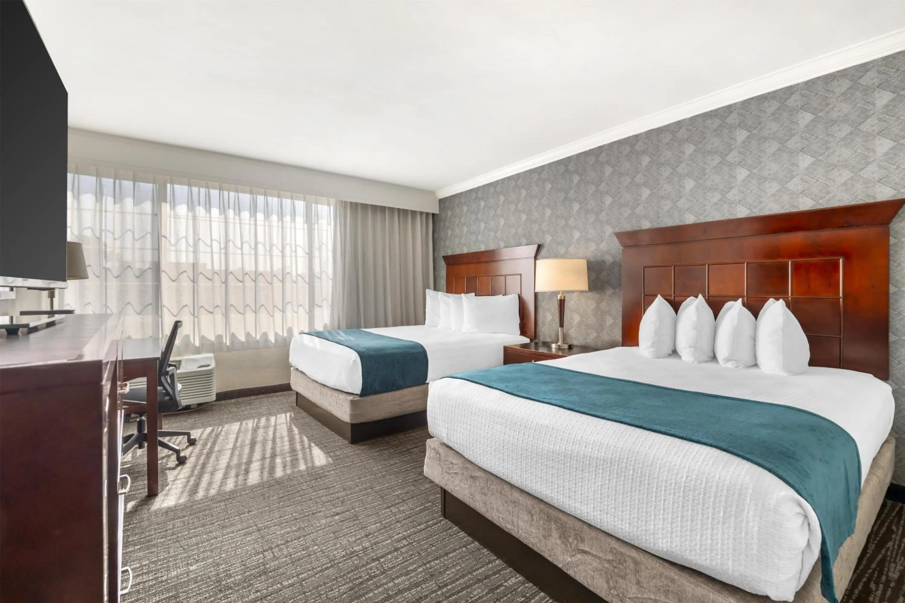 Bedroom, Bed in Best Western Plus Carriage Inn