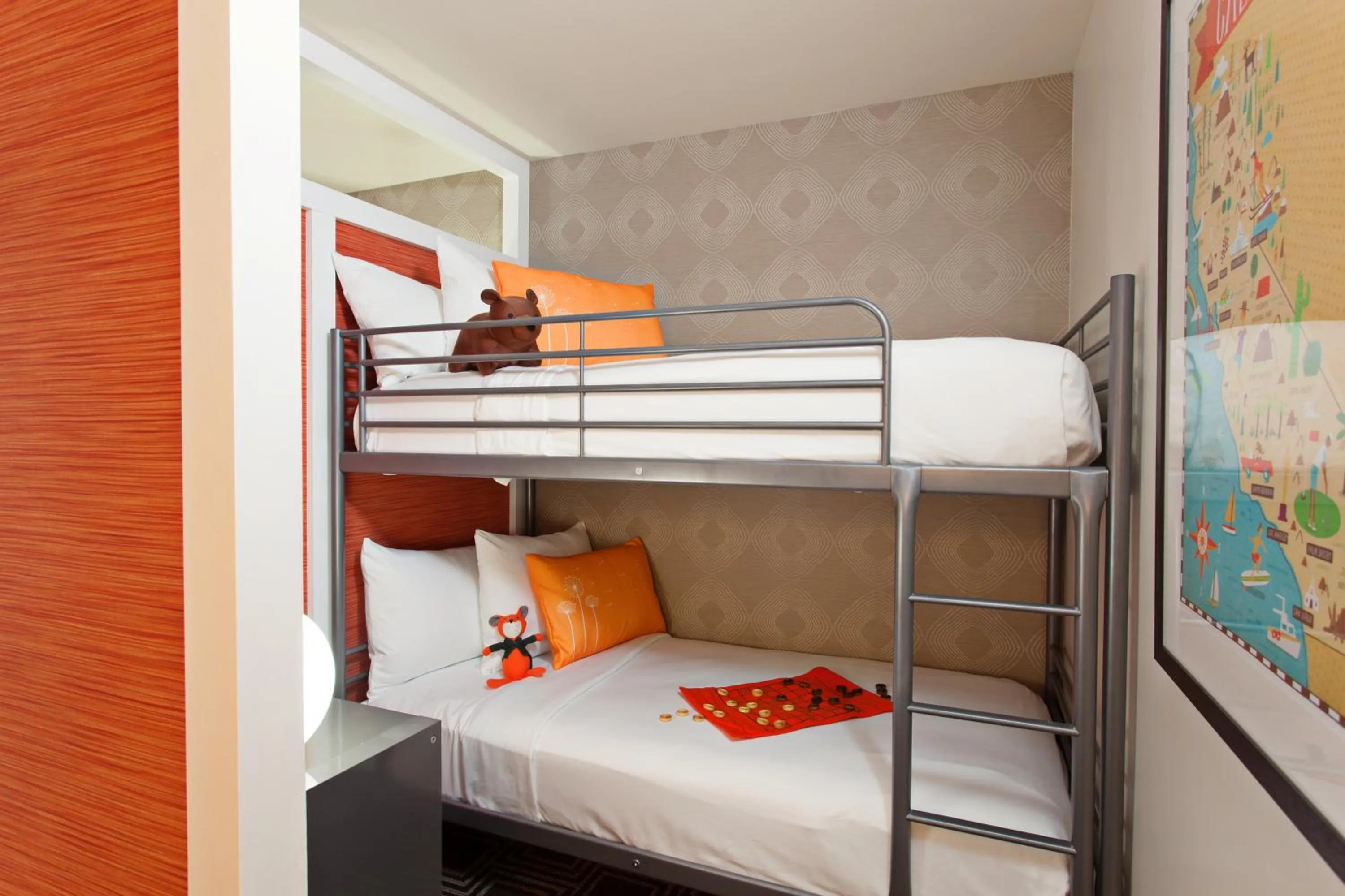 bunk bed, Bed in The Garland