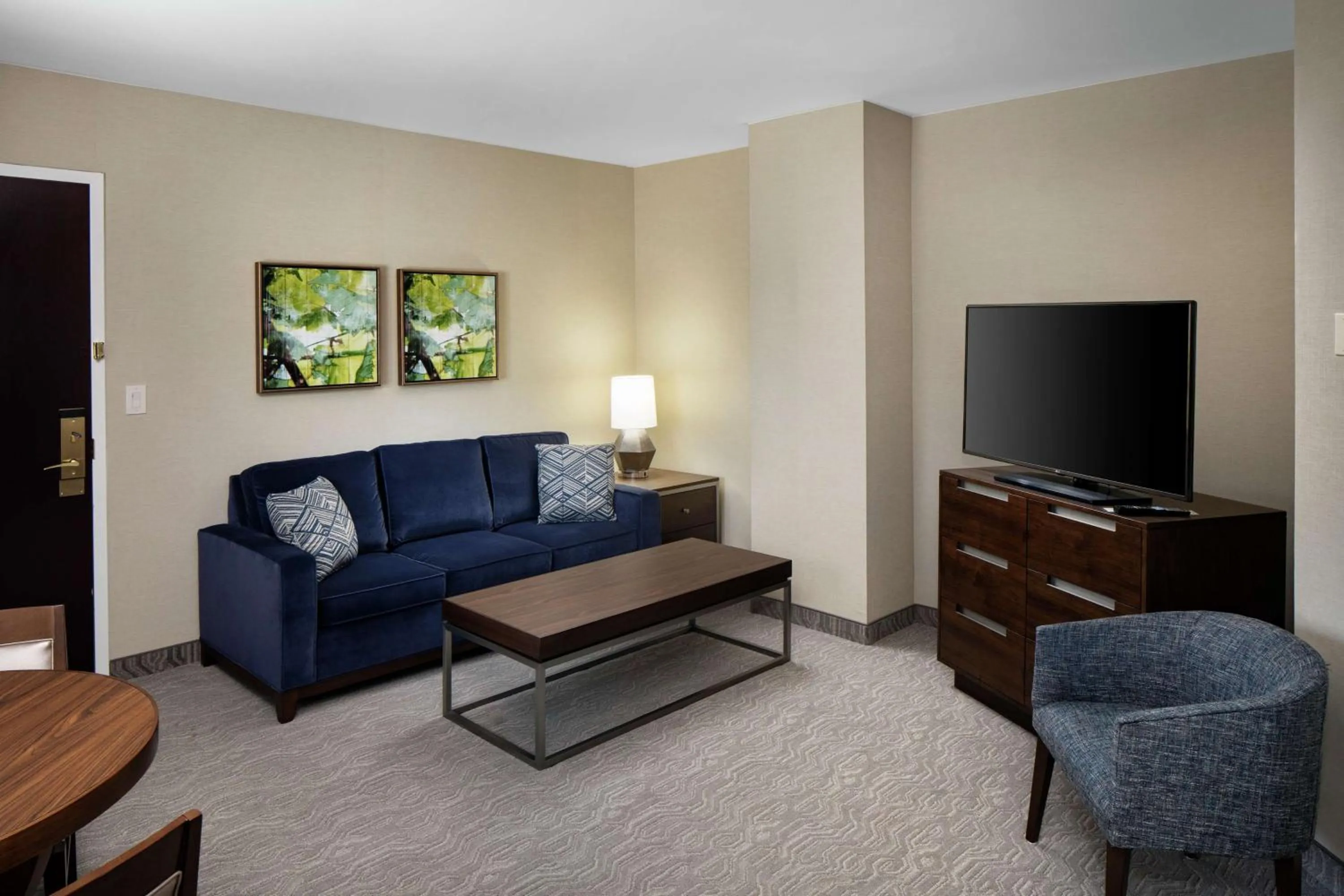 Living room in DoubleTree by Hilton Nashua