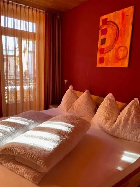 Bed in CURUNA Pensiun-Frühstückspension