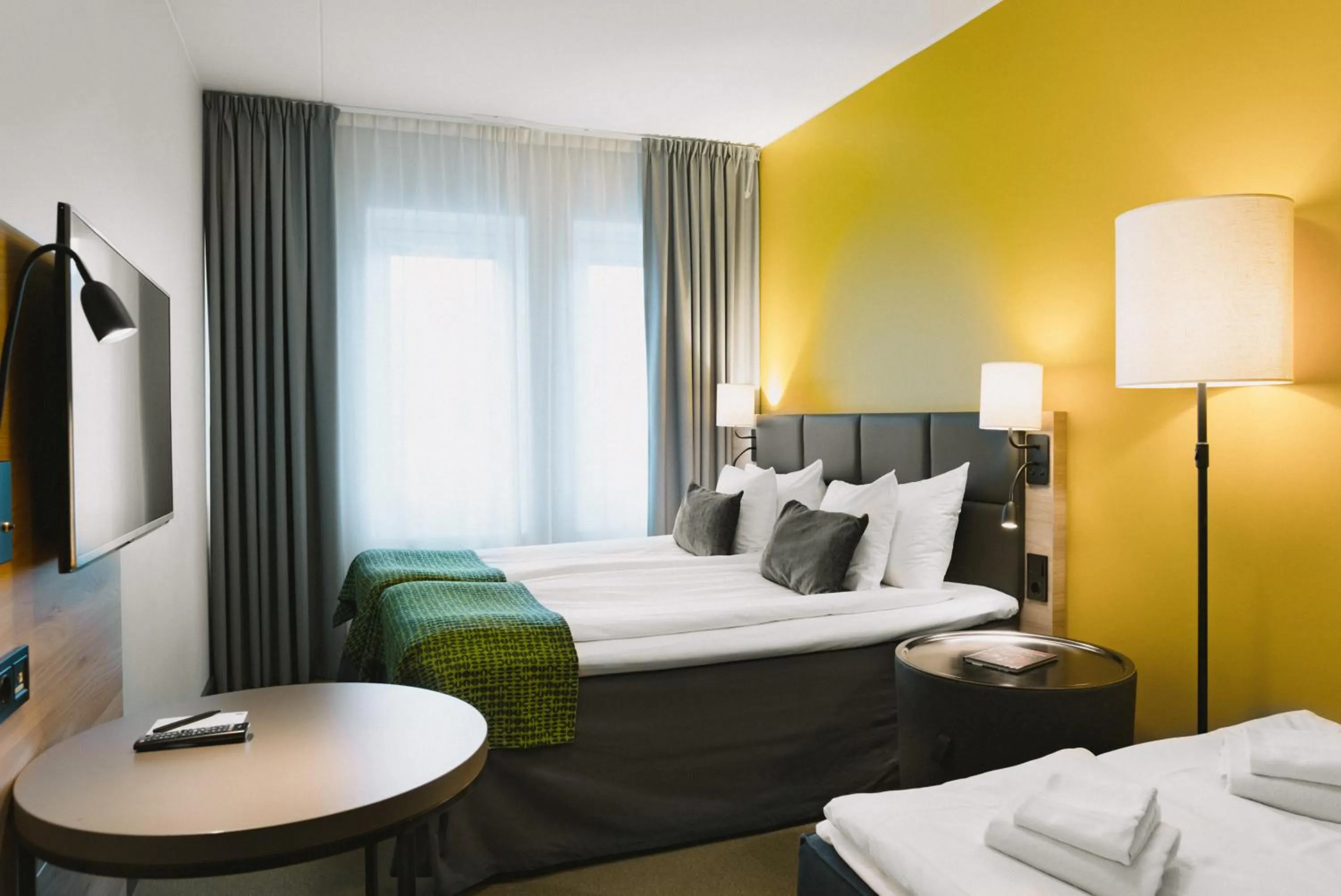 Property building, Bed in Quality Hotel Winn Haninge
