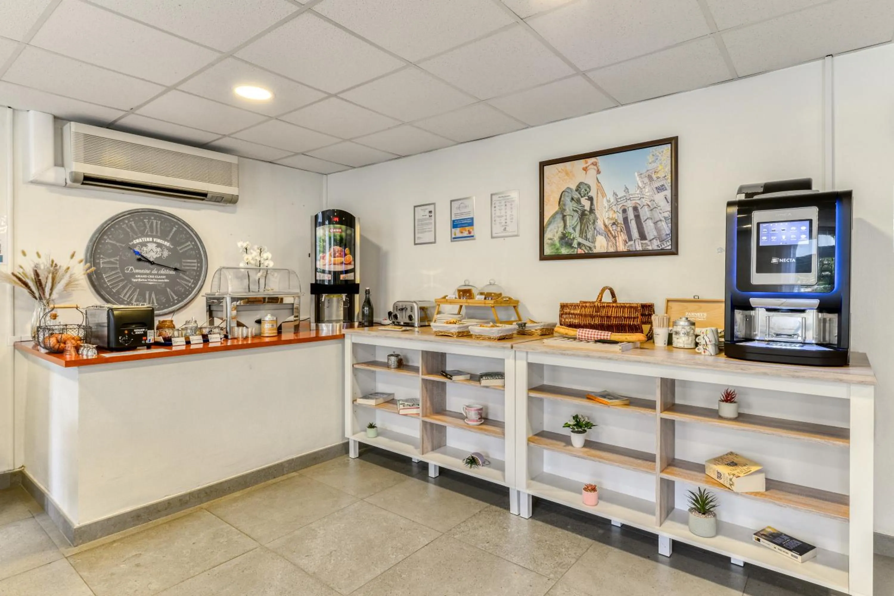 Buffet breakfast in Zenitude Hôtel-Résidences Béziers Centre